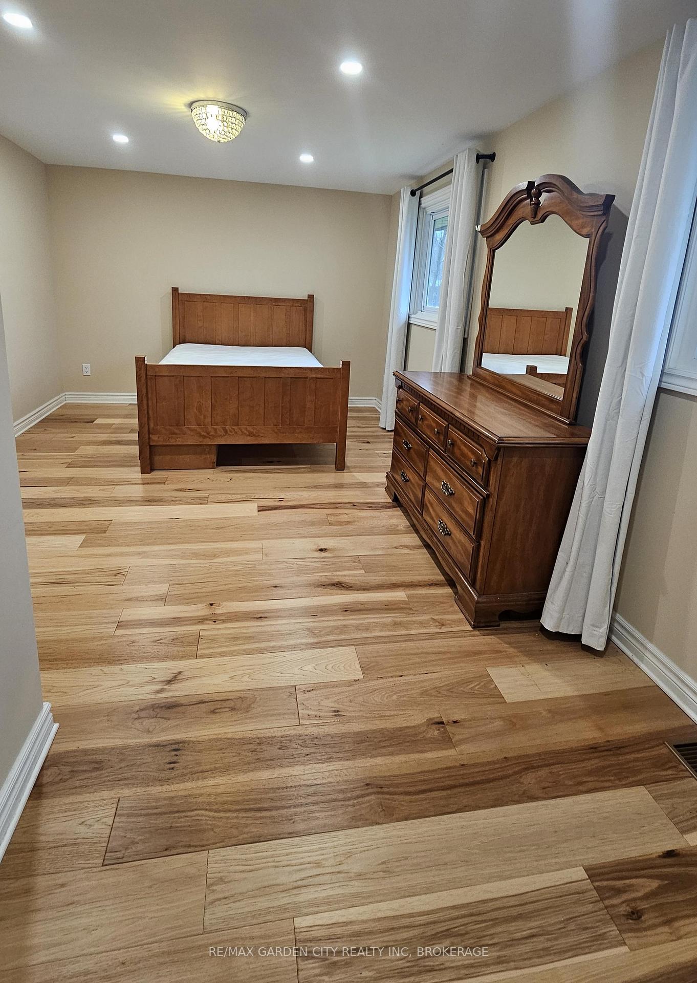 Photo 4 of 11 Kerwin Gate, St. Catharines, Lakeport — HOMEH