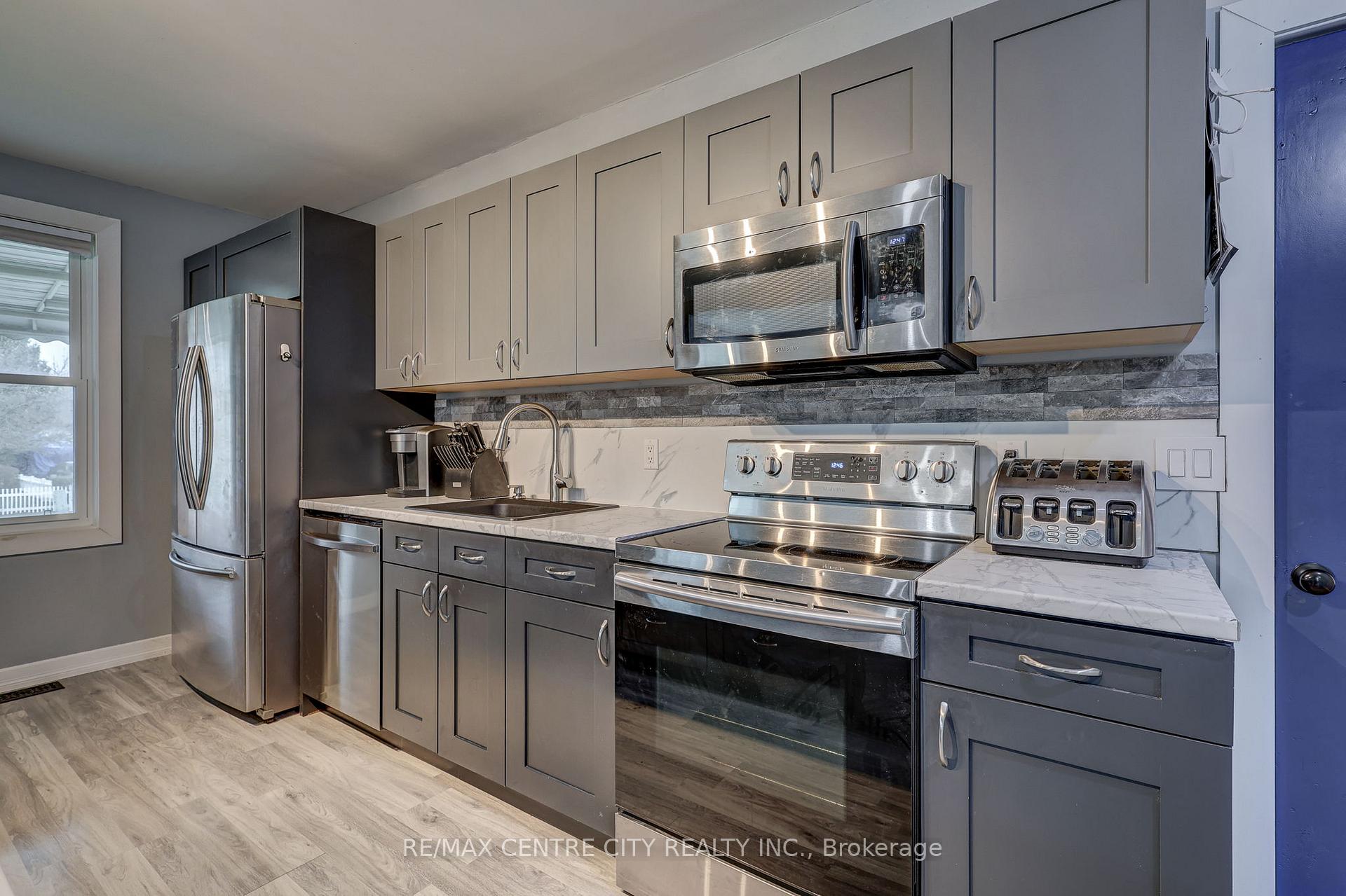 Photo 11 of 53 Park Avenue, St. Thomas — HOMEH
