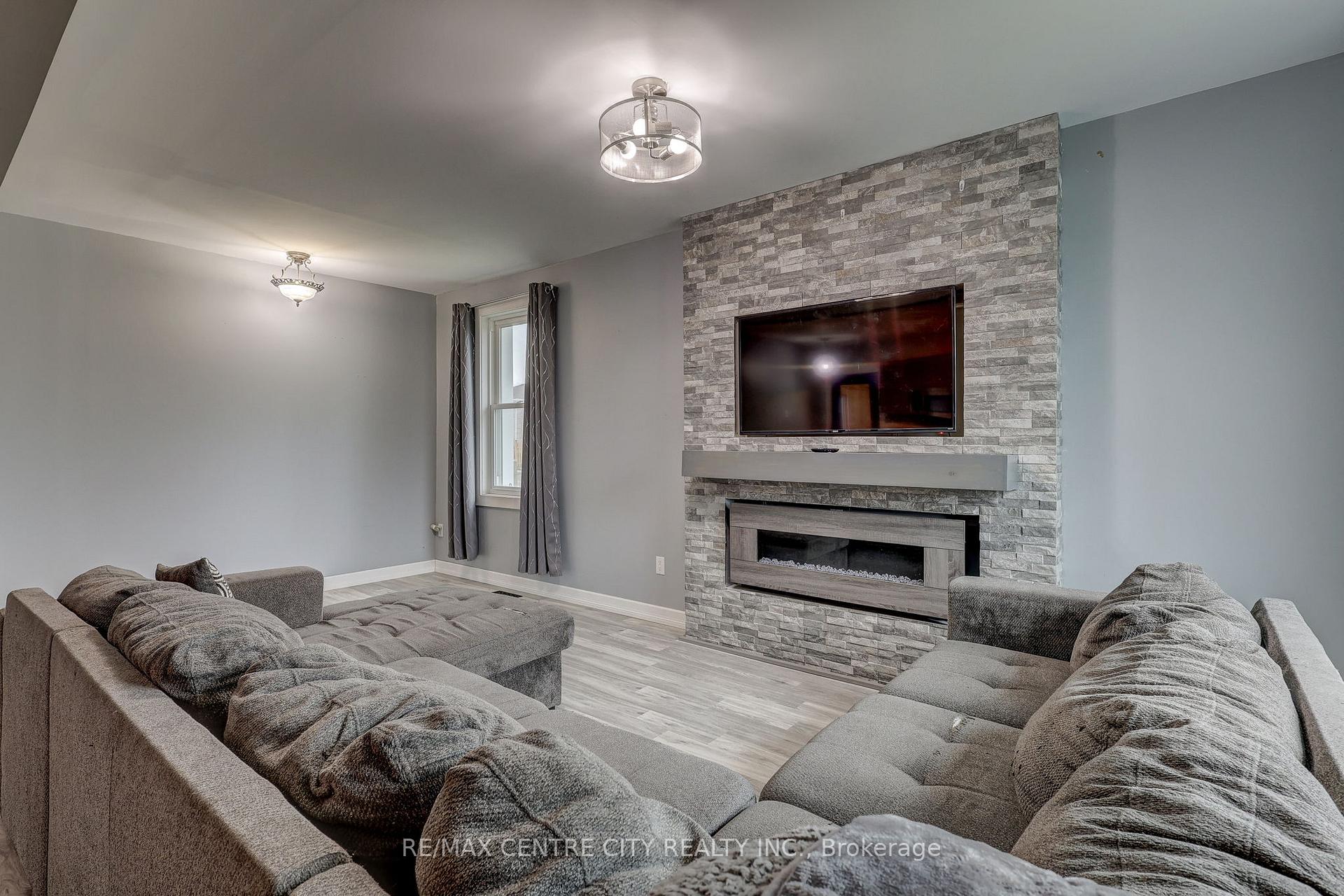 Photo 12 of 53 Park Avenue, St. Thomas — HOMEH