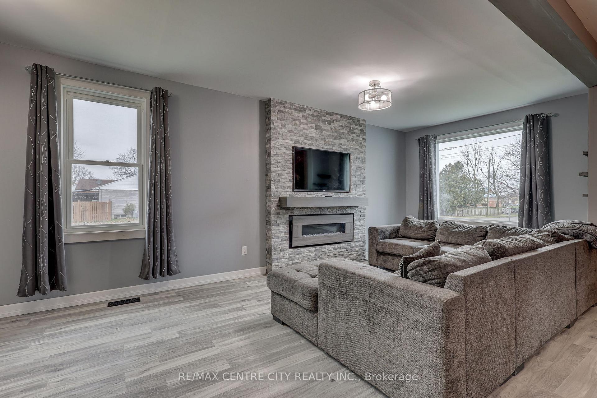 Photo 13 of 53 Park Avenue, St. Thomas — HOMEH