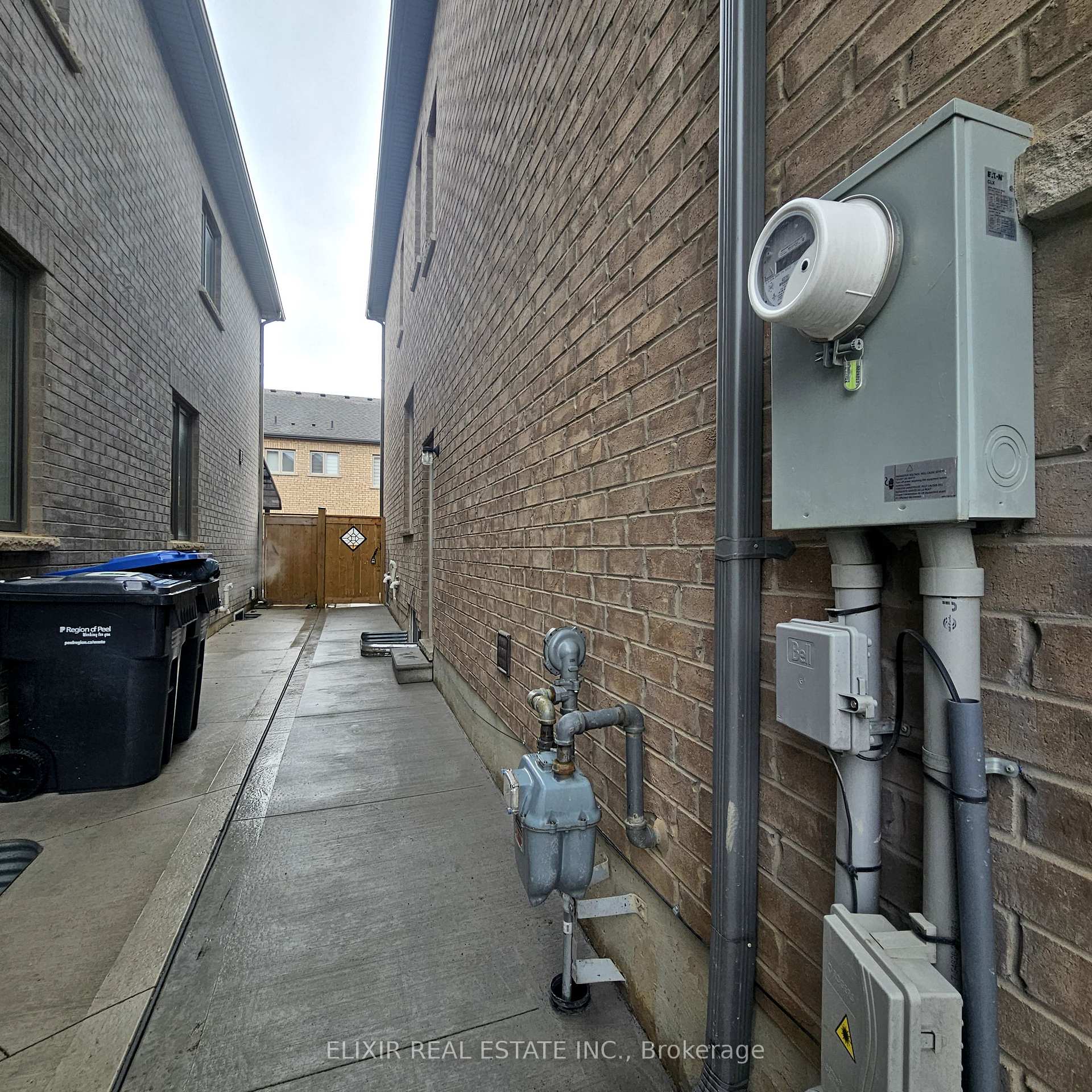Photo 2 of 15 Cobriza Crescent, Brampton, Northwest Brampton — HOMEH