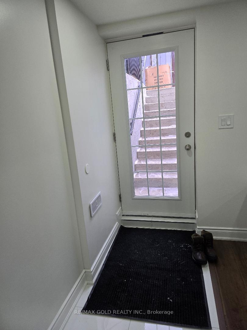 Photo 2 of 60 Adirondack Crescent, Brampton, Sandringham-Wellington — HOMEH