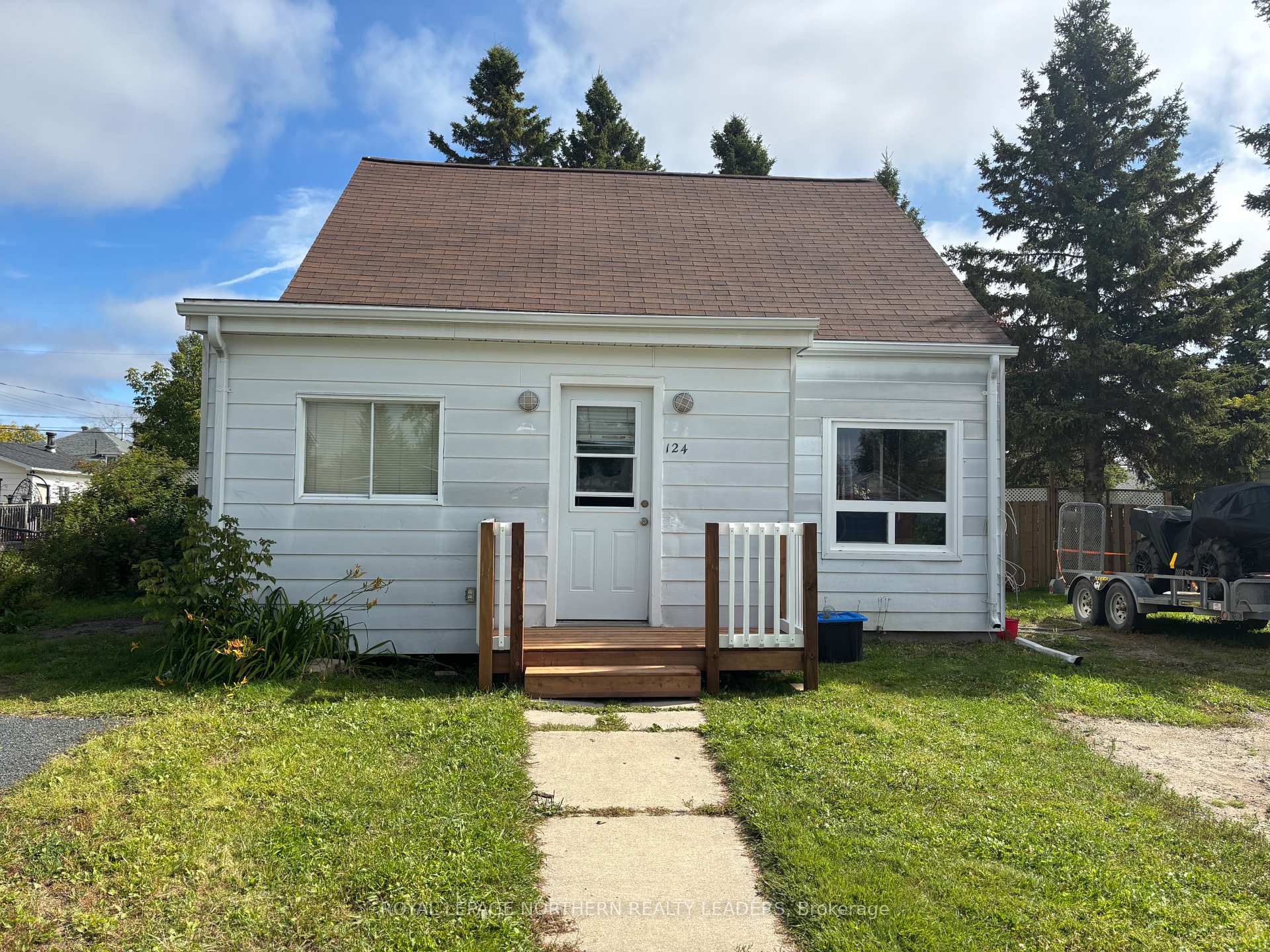 Photo 9 of 124 Fourteenth Avenue, Cochrane — HOMEH