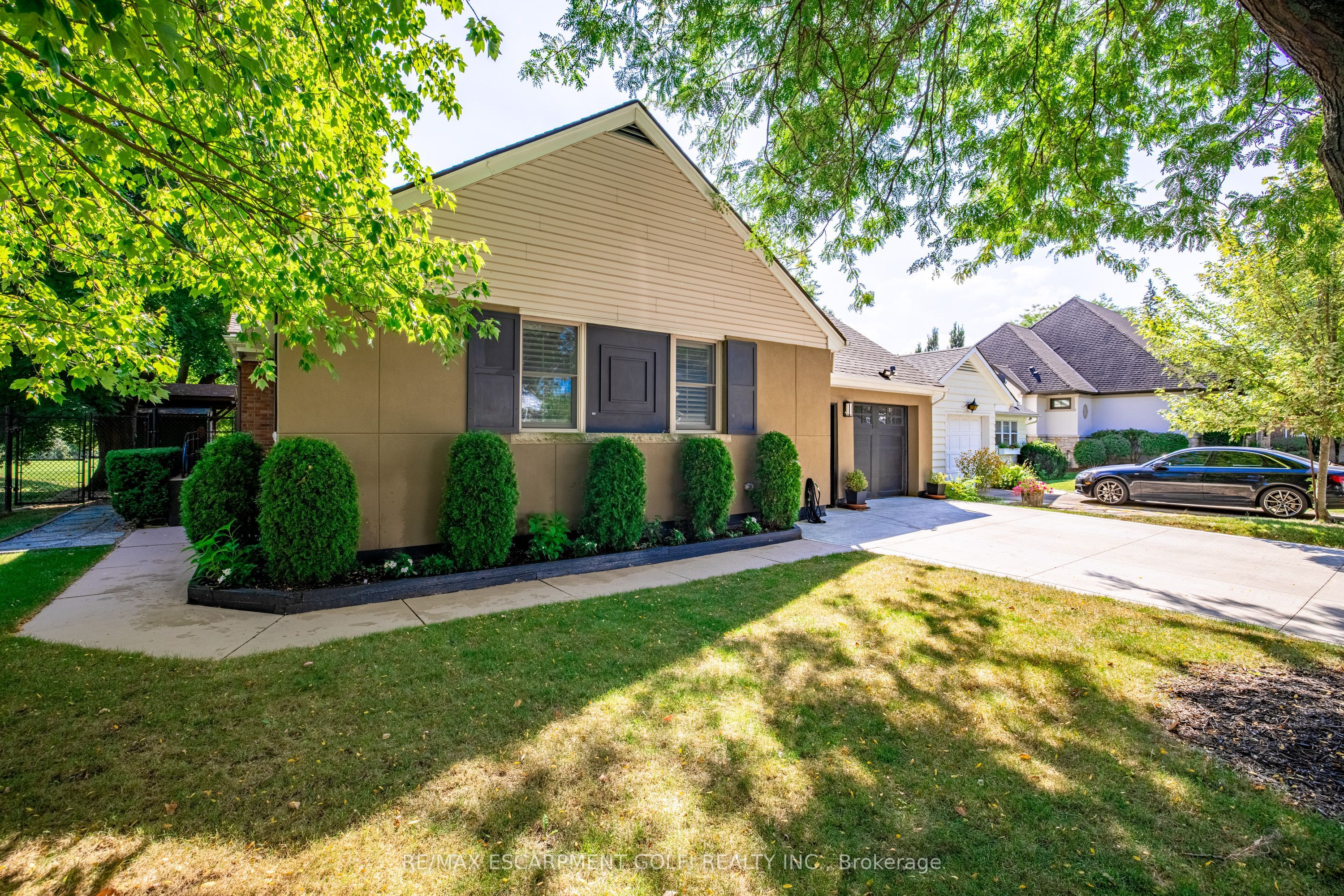 Photo 2 of 111 Riverdale Drive, St. Catharines, Old Glenridge — HOMEH