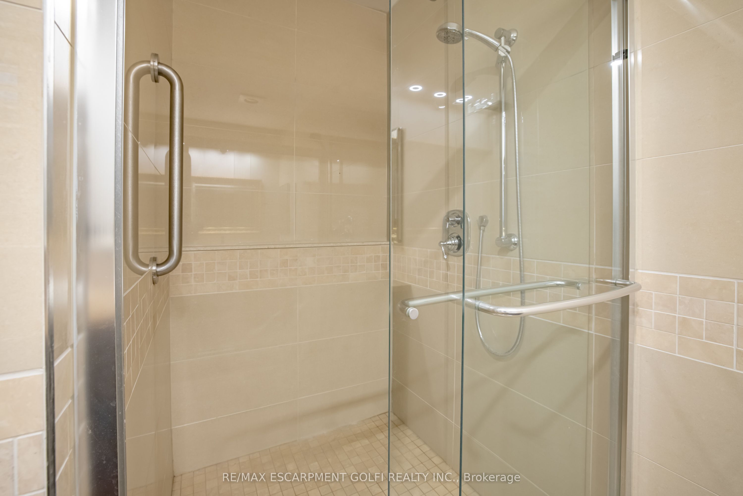 Photo 20 of 111 Riverdale Drive, St. Catharines, Old Glenridge — HOMEH
