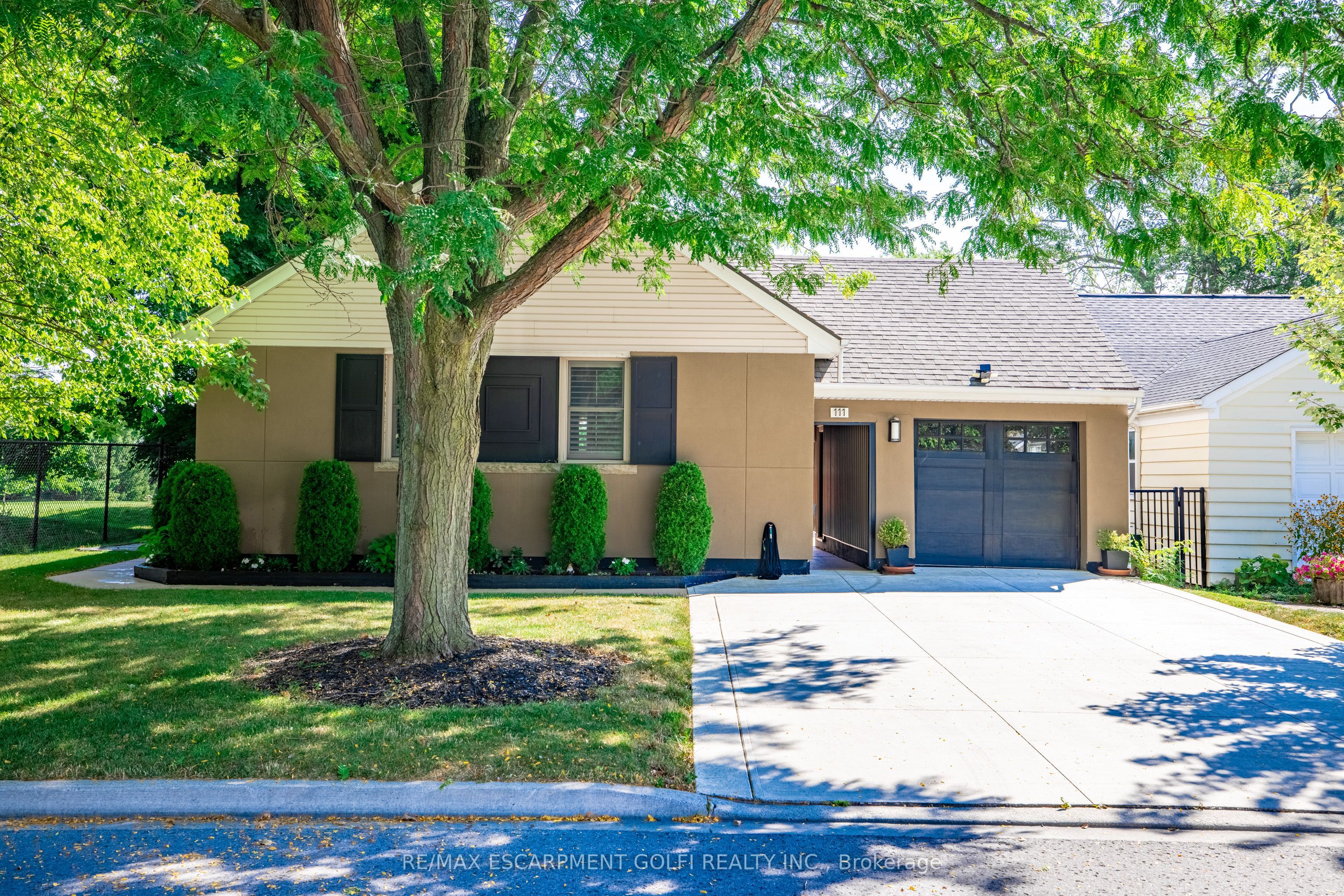 Photo 3 of 111 Riverdale Drive, St. Catharines, Old Glenridge — HOMEH