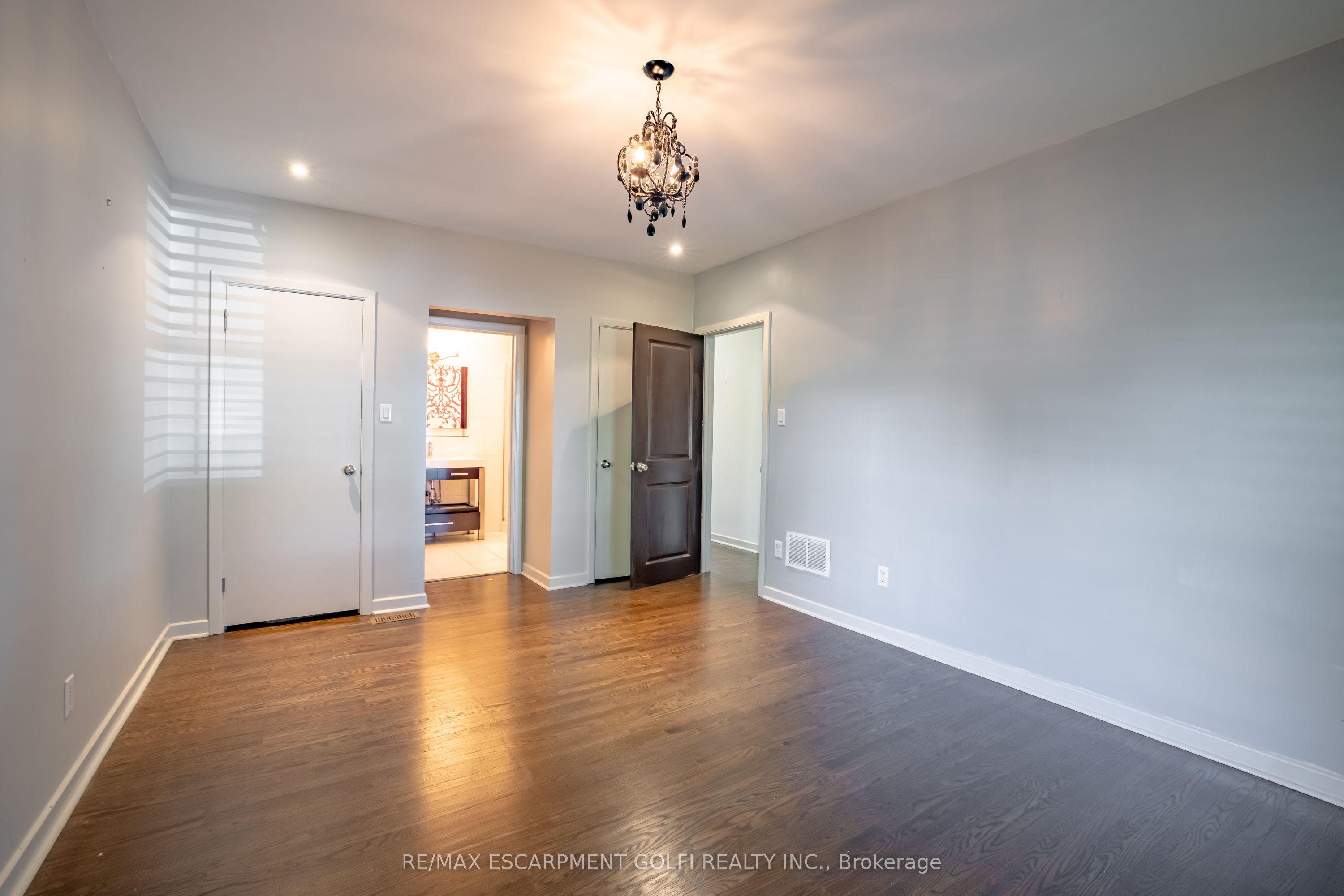 Photo 17 of 111 Riverdale Drive, St. Catharines, Old Glenridge — HOMEH