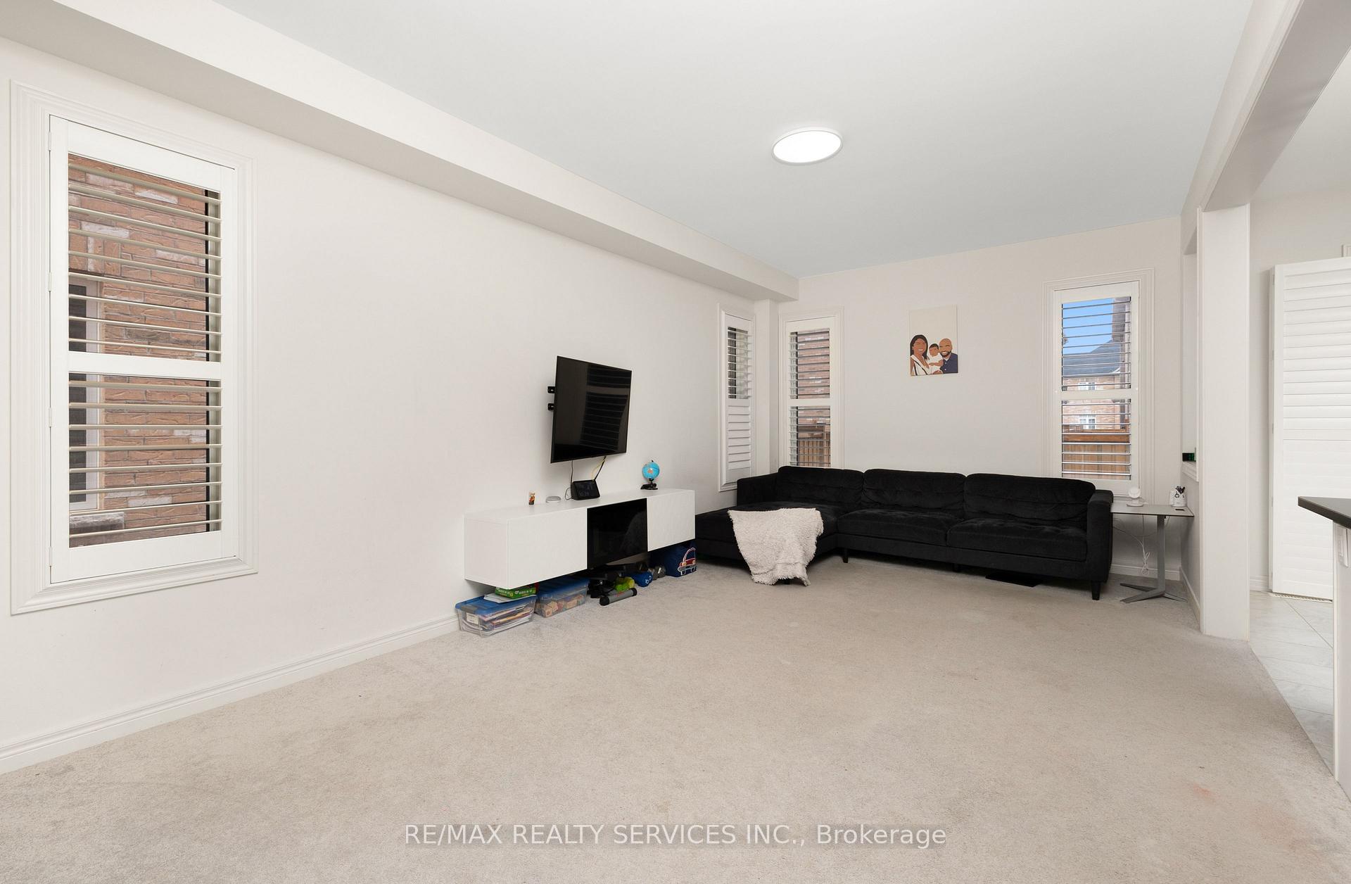 Photo 5 of 21 Taurus Road, Brampton, Northwest Brampton — HOMEH