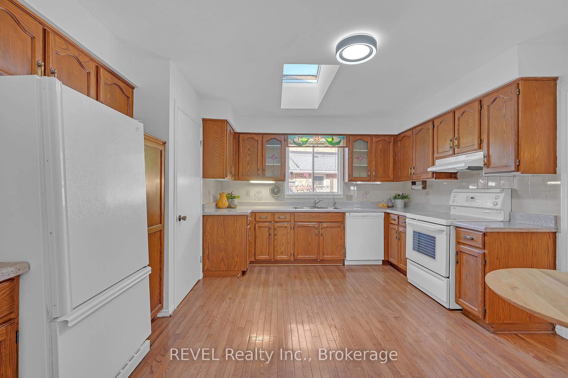 Photo 14 of 48 Port Master Drive, St. Catharines, Martindale Pond — HOMEH