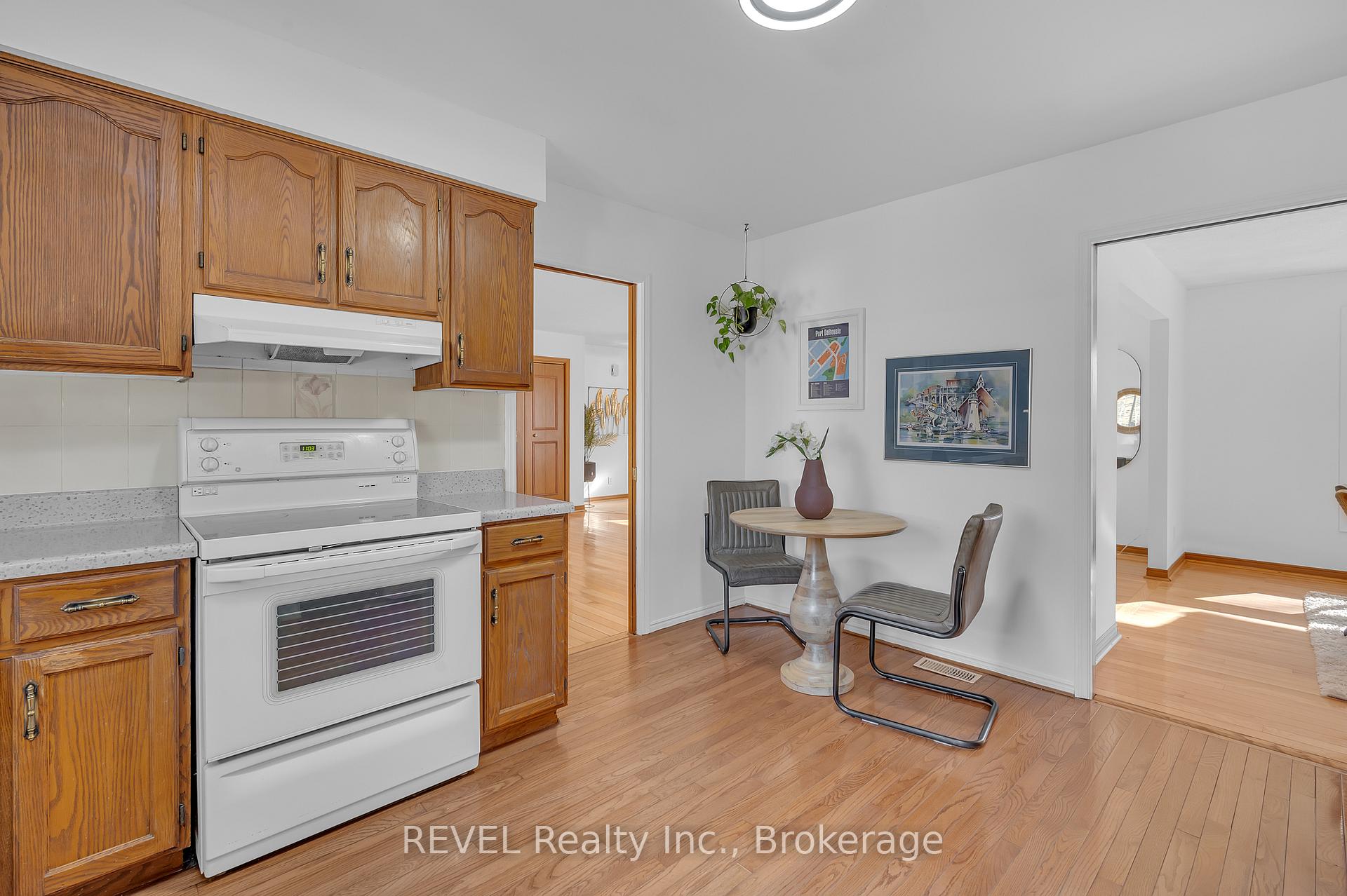 Photo 15 of 48 Port Master Drive, St. Catharines, Martindale Pond — HOMEH
