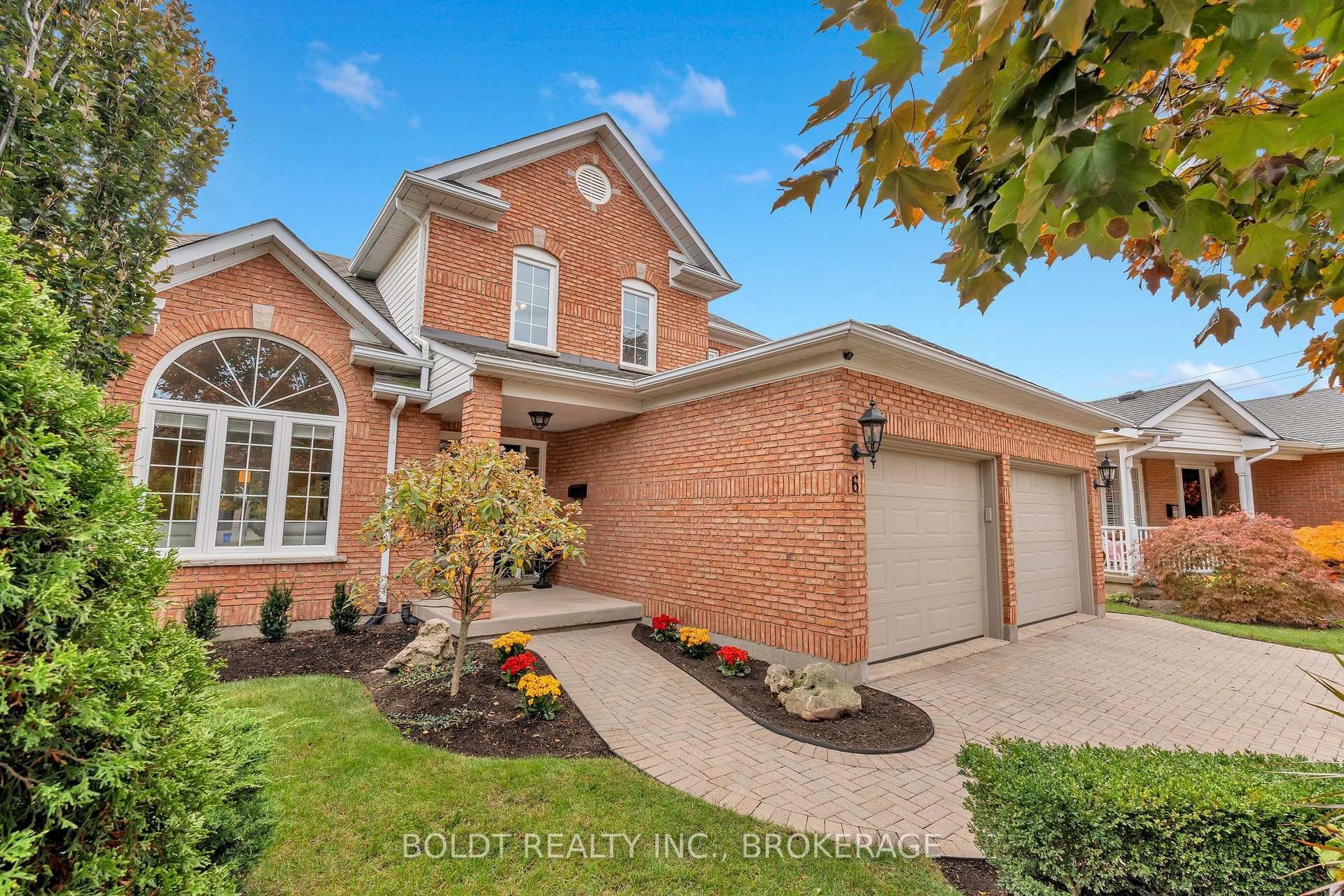 Photo 3 of 6 Inglis Circle, St. Catharines, Grapeview — HOMEH