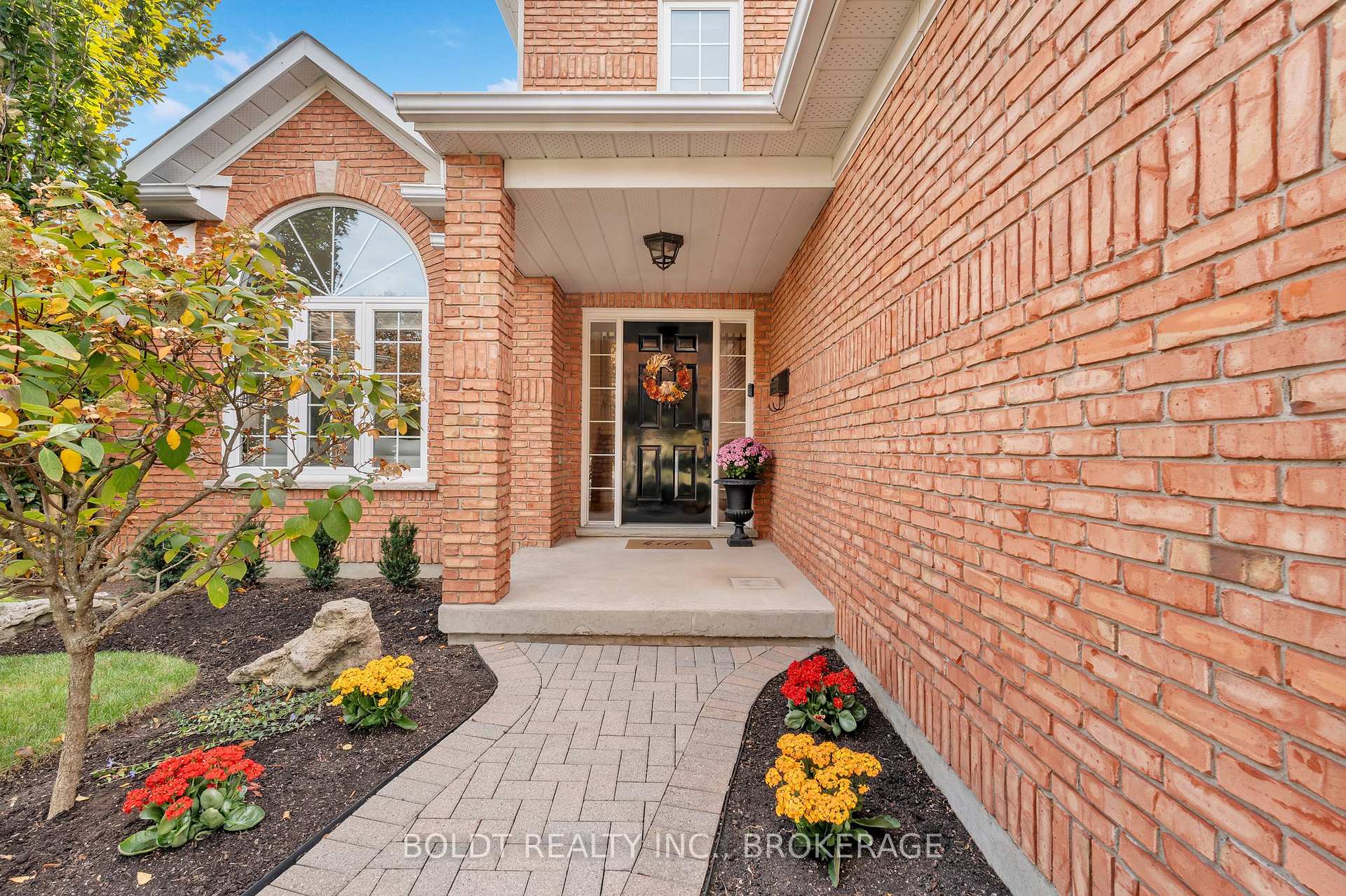 Photo 5 of 6 Inglis Circle, St. Catharines, Grapeview — HOMEH