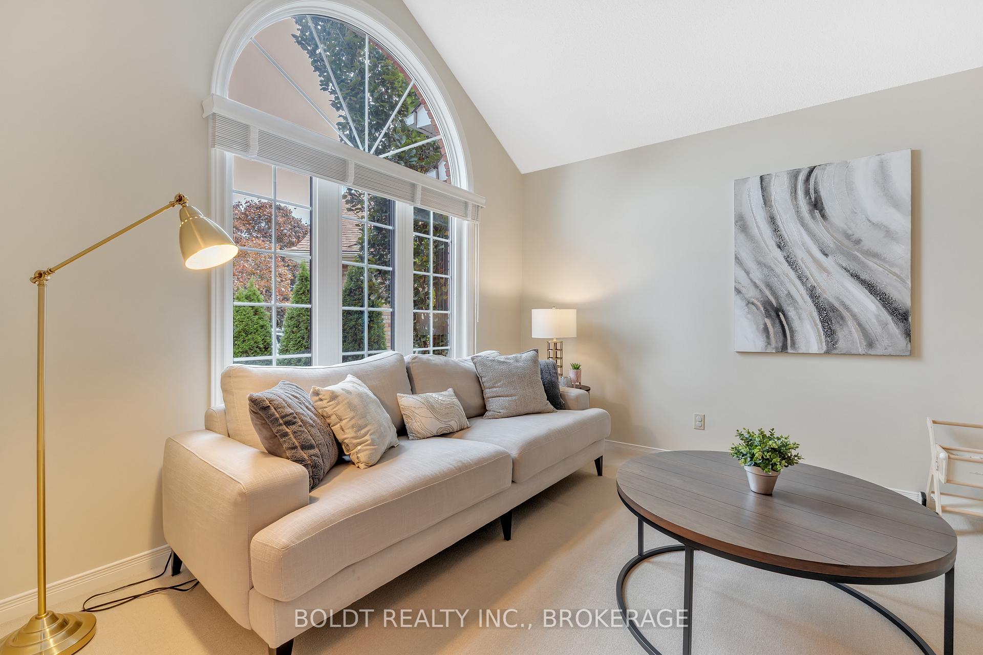 Photo 8 of 6 Inglis Circle, St. Catharines, Grapeview — HOMEH