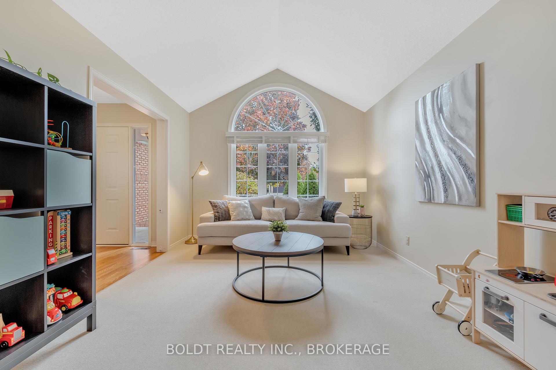 Photo 9 of 6 Inglis Circle, St. Catharines, Grapeview — HOMEH