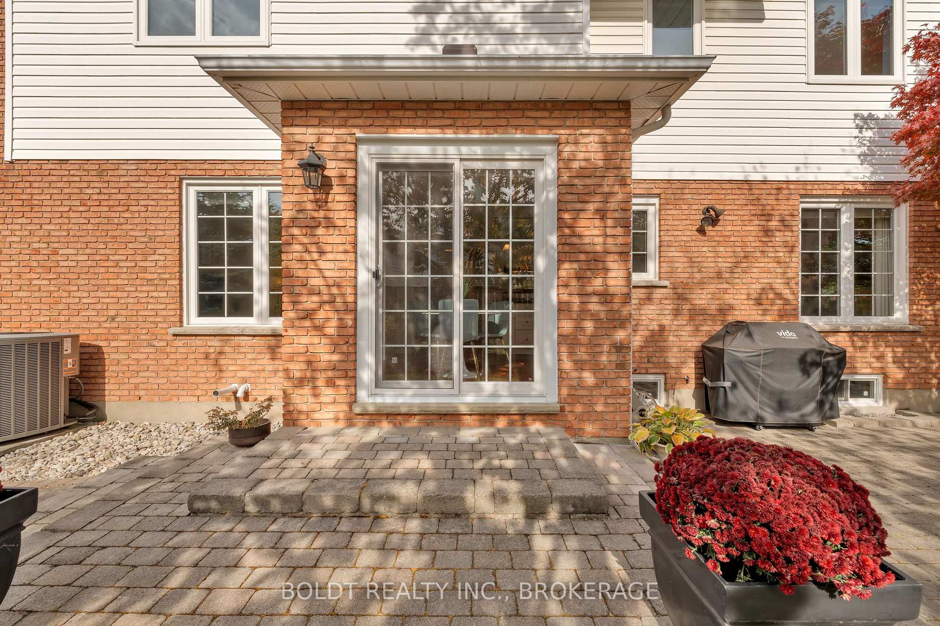 Photo 32 of 6 Inglis Circle, St. Catharines, Grapeview — HOMEH