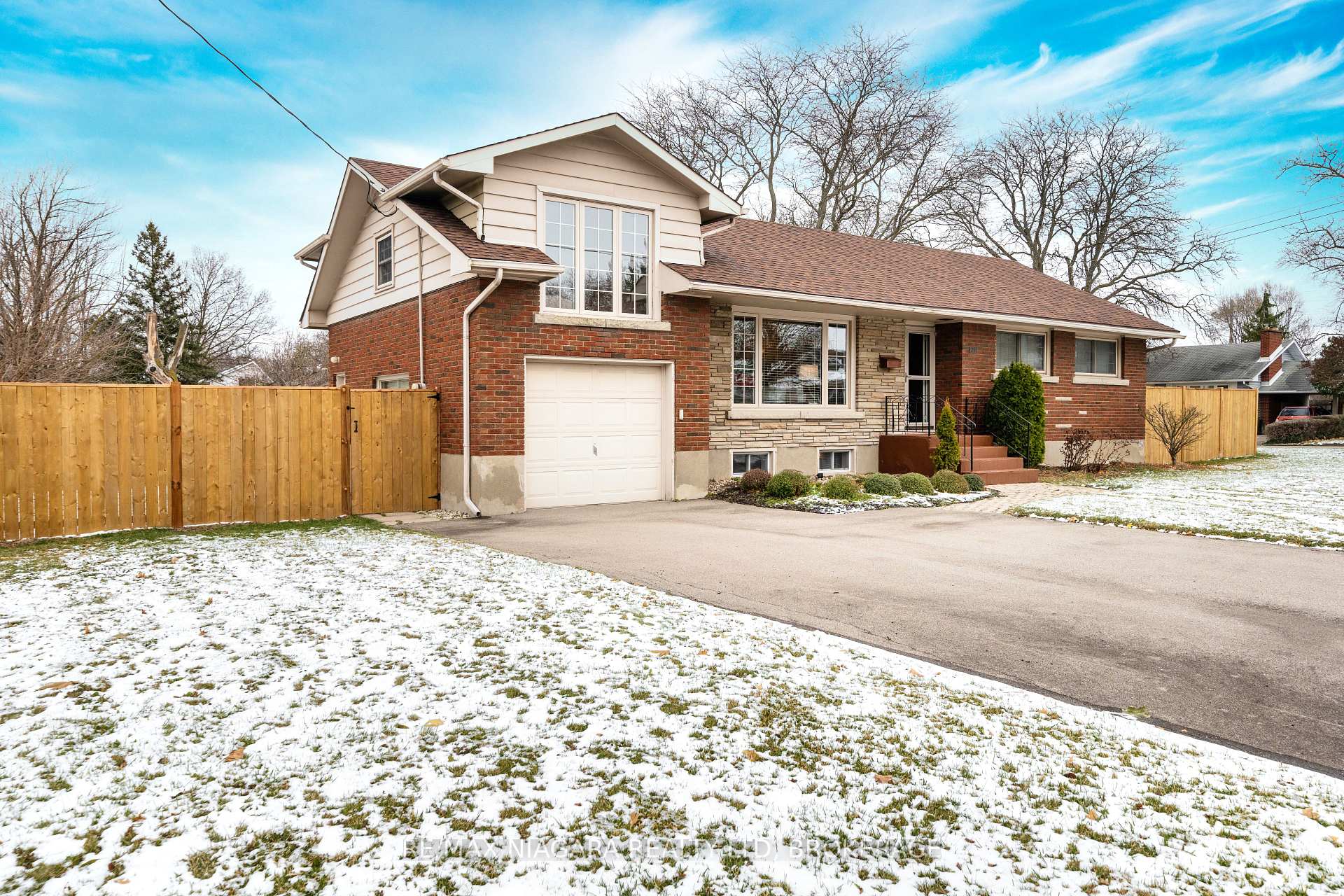 Photo 2 of 29 Elm Ridge Drive, St. Catharines, Glendale/Glenridge — HOMEH