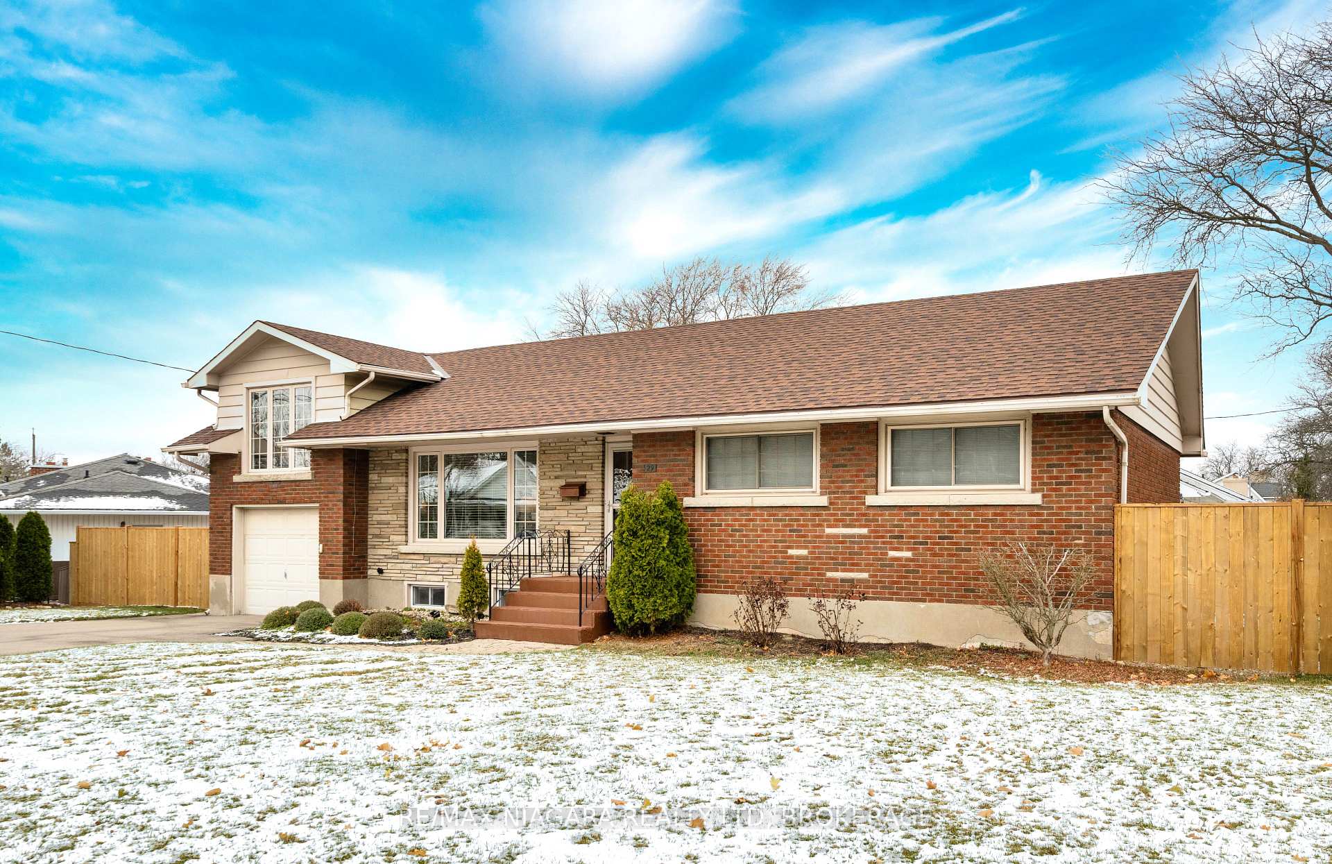 Photo 3 of 29 Elm Ridge Drive, St. Catharines, Glendale/Glenridge — HOMEH