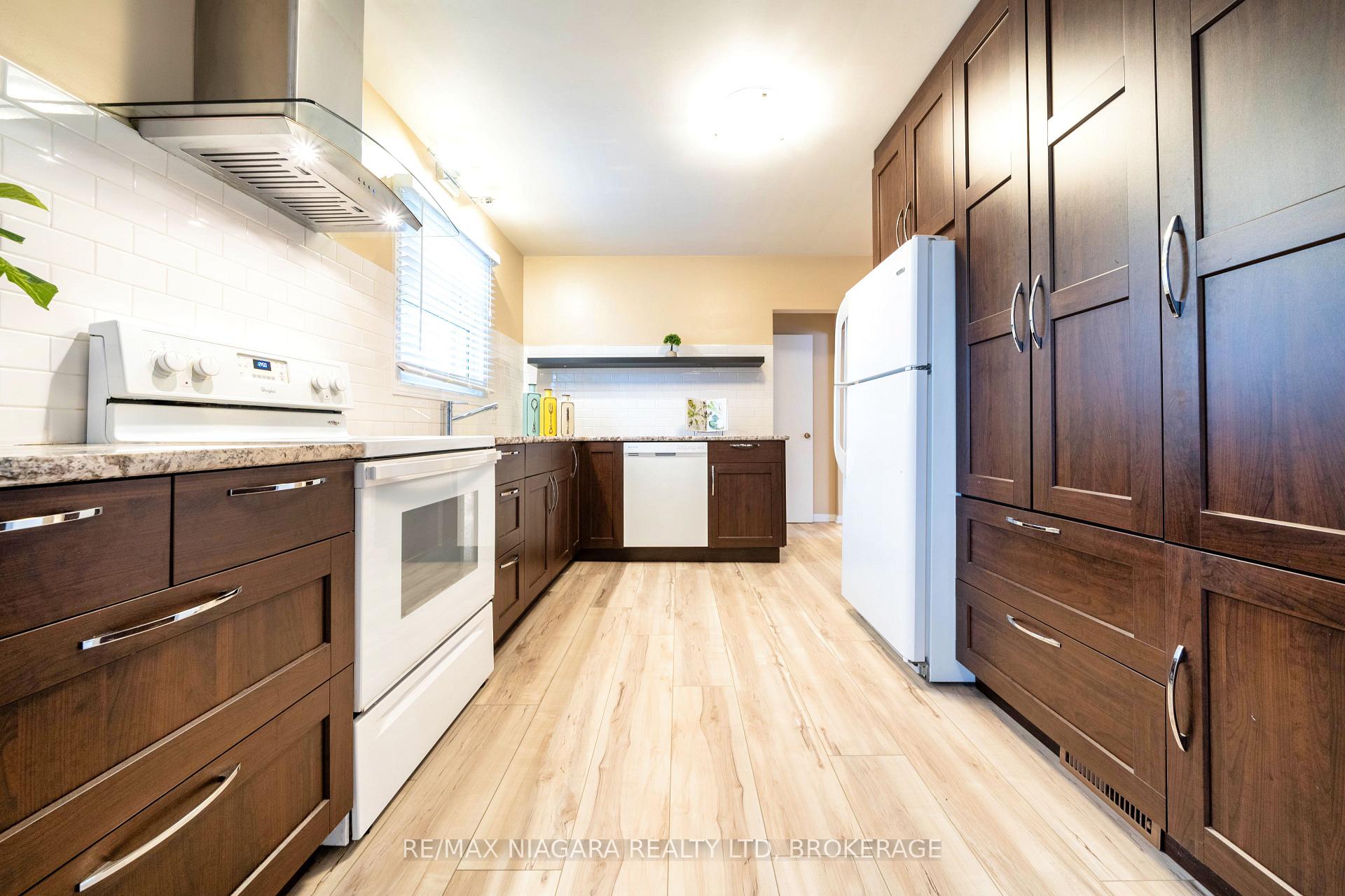 Photo 11 of 29 Elm Ridge Drive, St. Catharines, Glendale/Glenridge — HOMEH