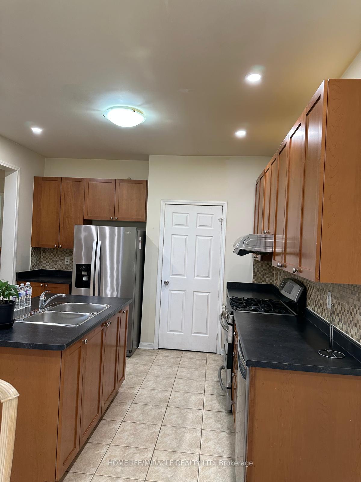 Photo 7 of 6 Coachlight Crescent, Brampton, Vales of Castlemore — HOMEH