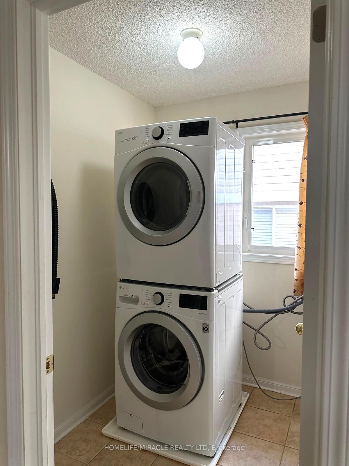 Photo 13 of 6 Coachlight Crescent, Brampton, Vales of Castlemore — HOMEH