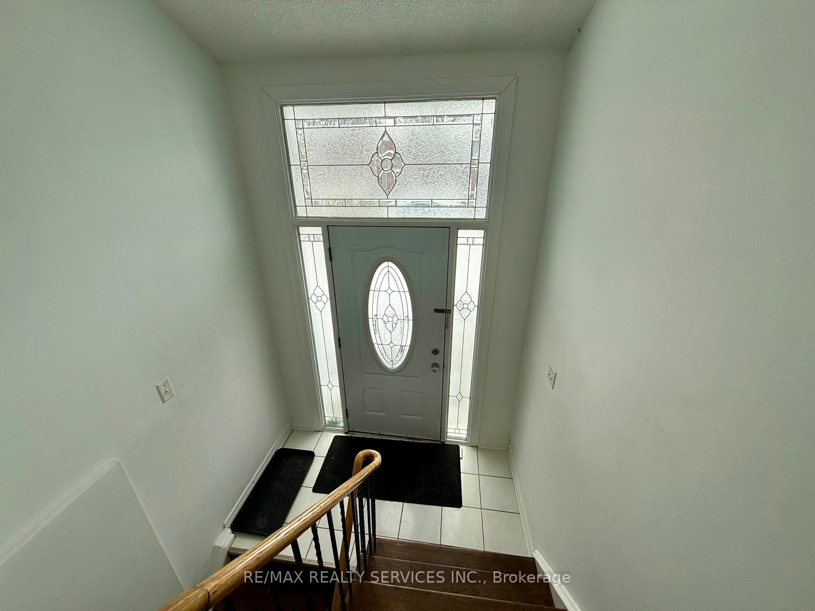 Photo 2 of 82 Camberley Crescent, Brampton, Brampton North — HOMEH
