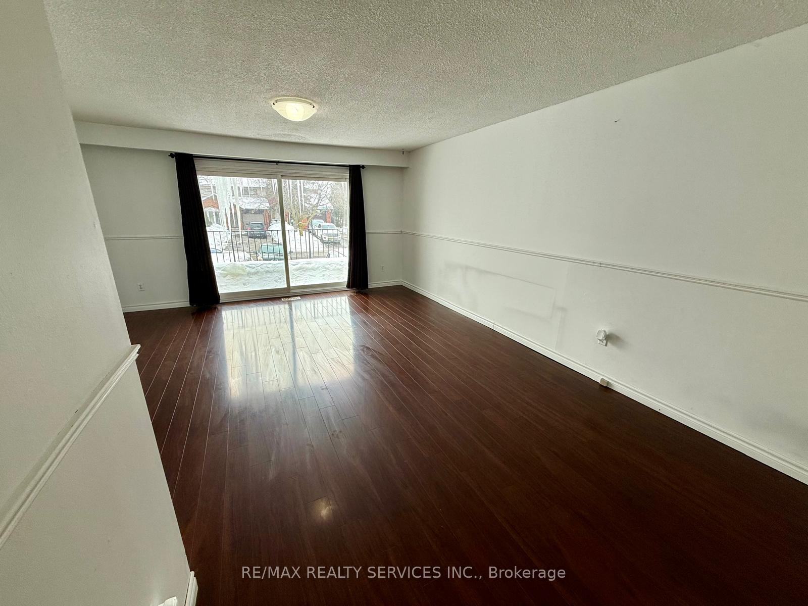 Photo 4 of 82 Camberley Crescent, Brampton, Brampton North — HOMEH
