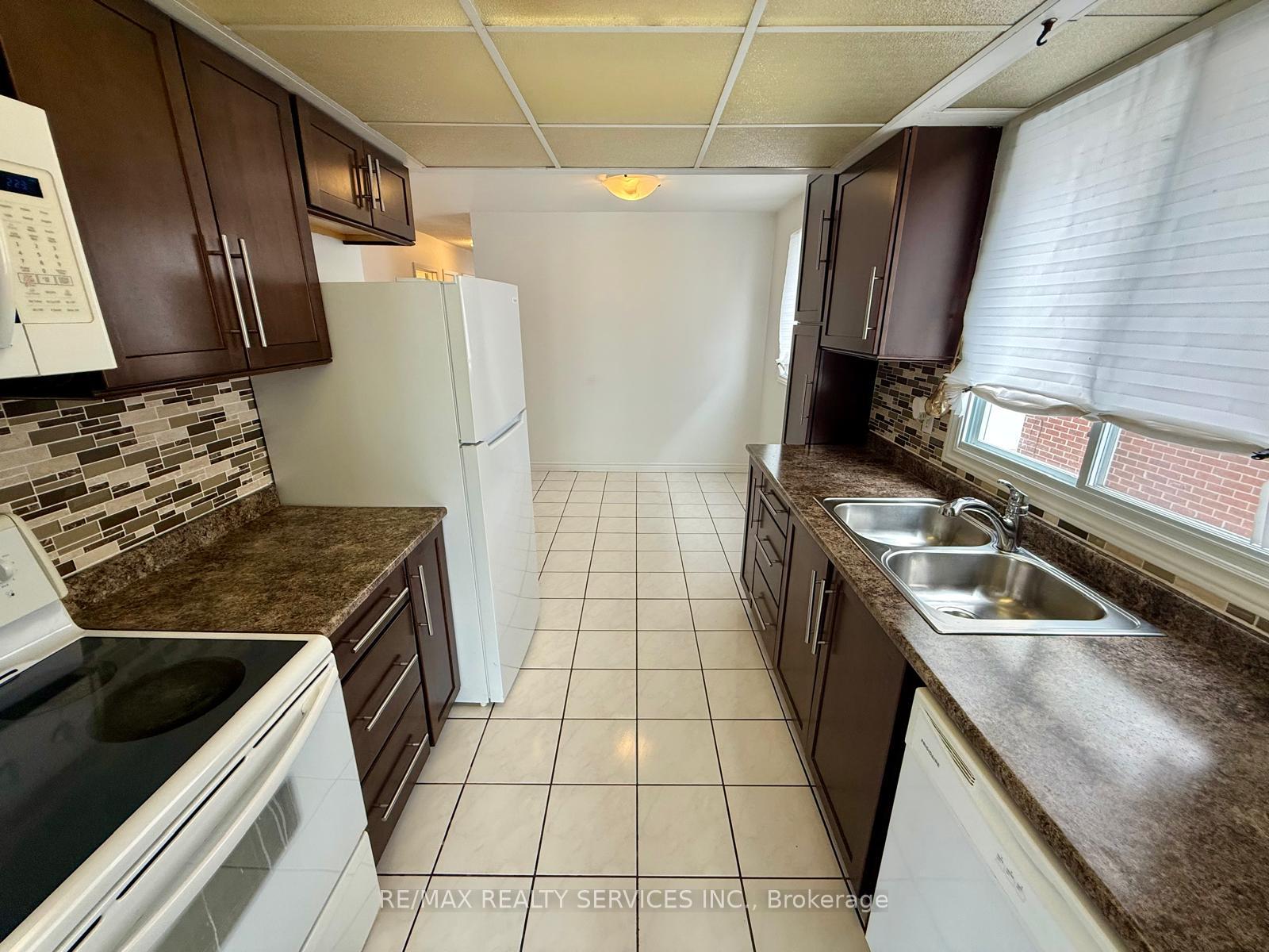 Photo 6 of 82 Camberley Crescent, Brampton, Brampton North — HOMEH