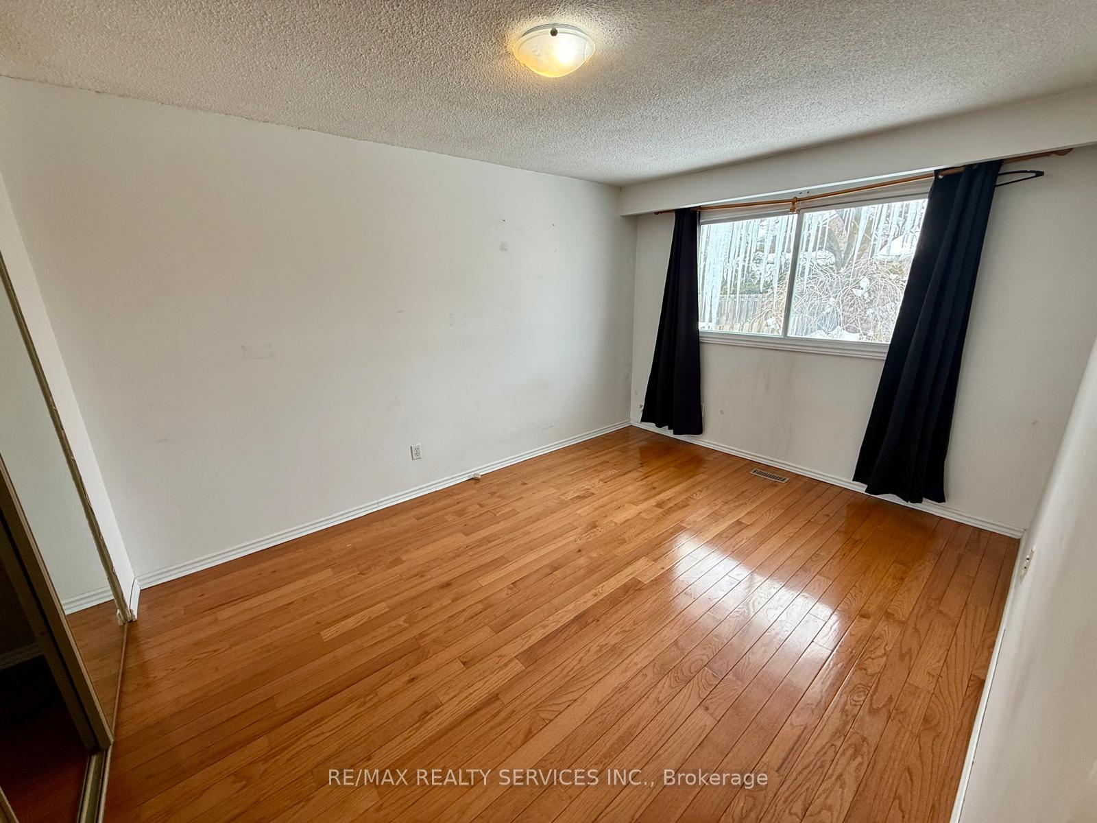 Photo 9 of 82 Camberley Crescent, Brampton, Brampton North — HOMEH