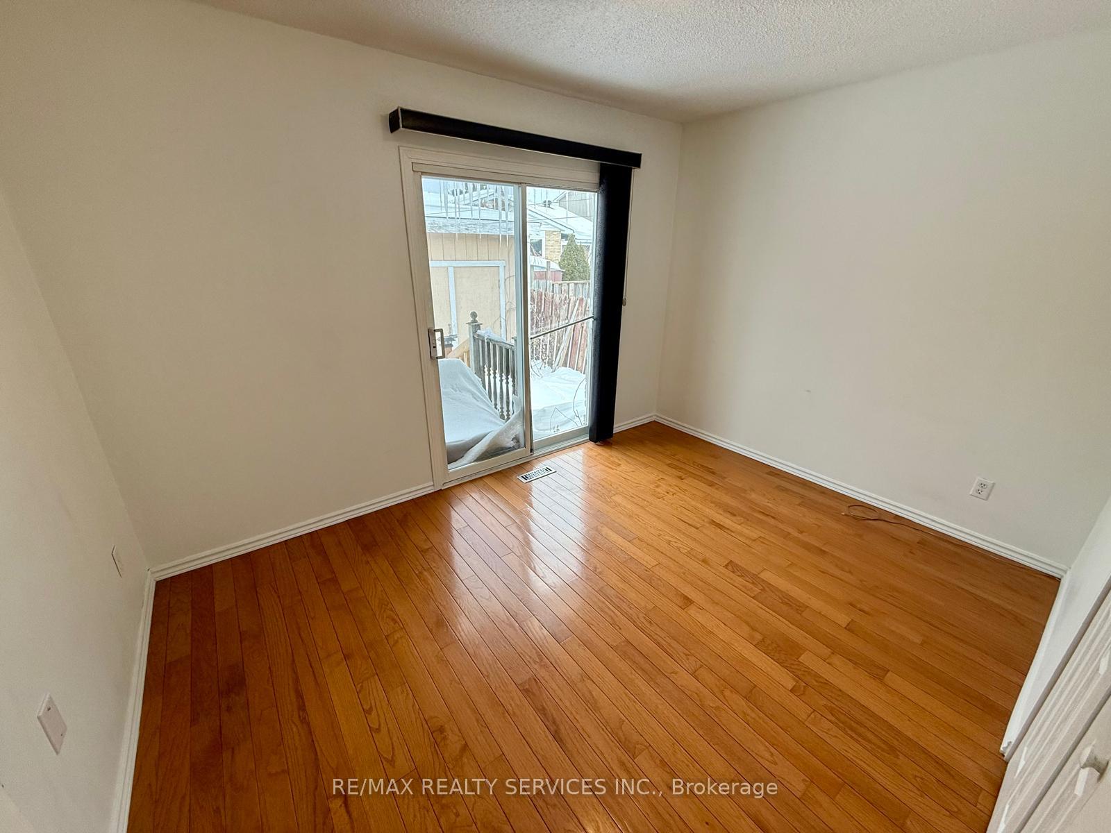 Photo 11 of 82 Camberley Crescent, Brampton, Brampton North — HOMEH