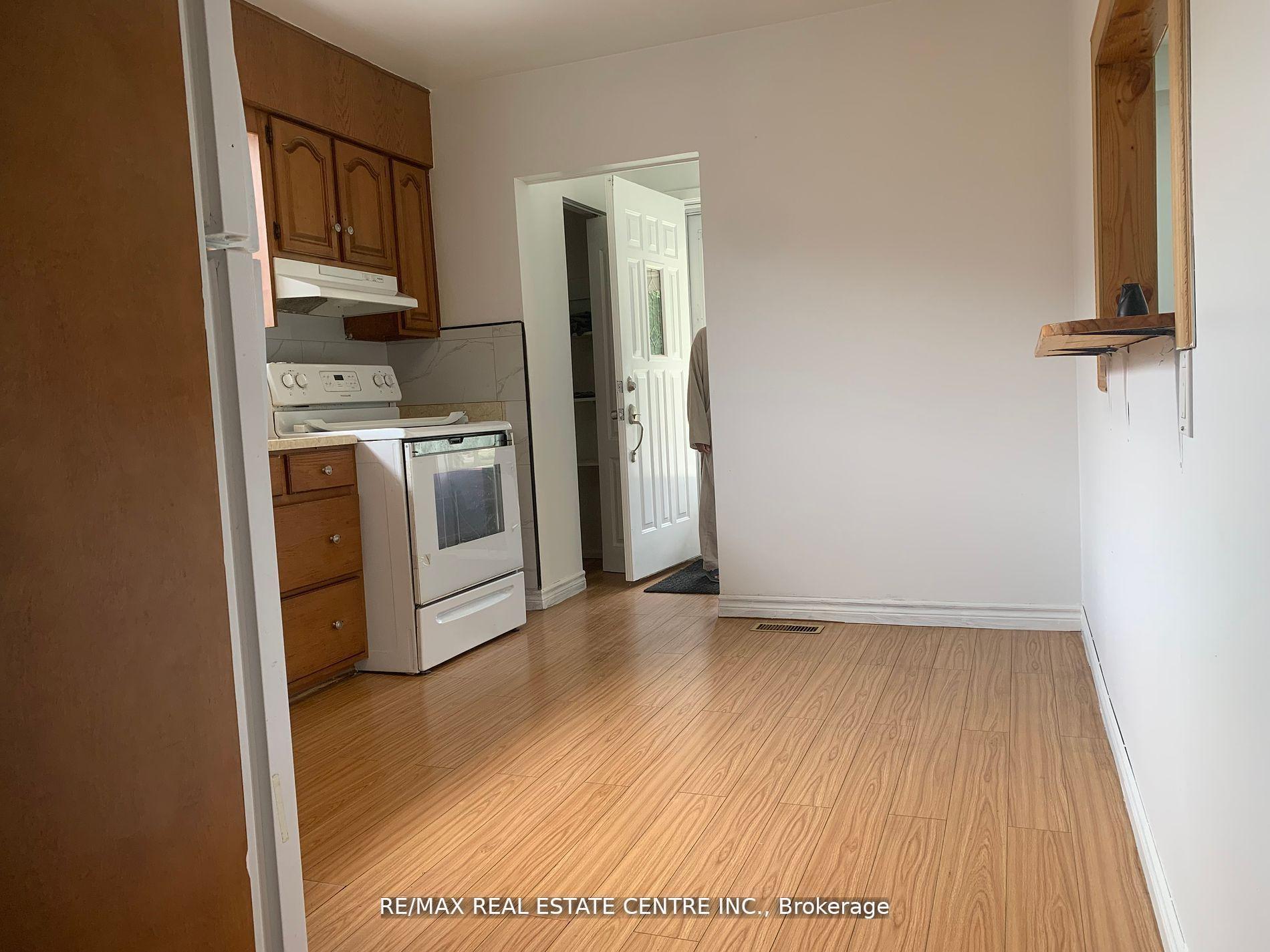 Photo 4 of Unit Upper, 23 Avondale Boulevard, Brampton, Avondale — HOMEH