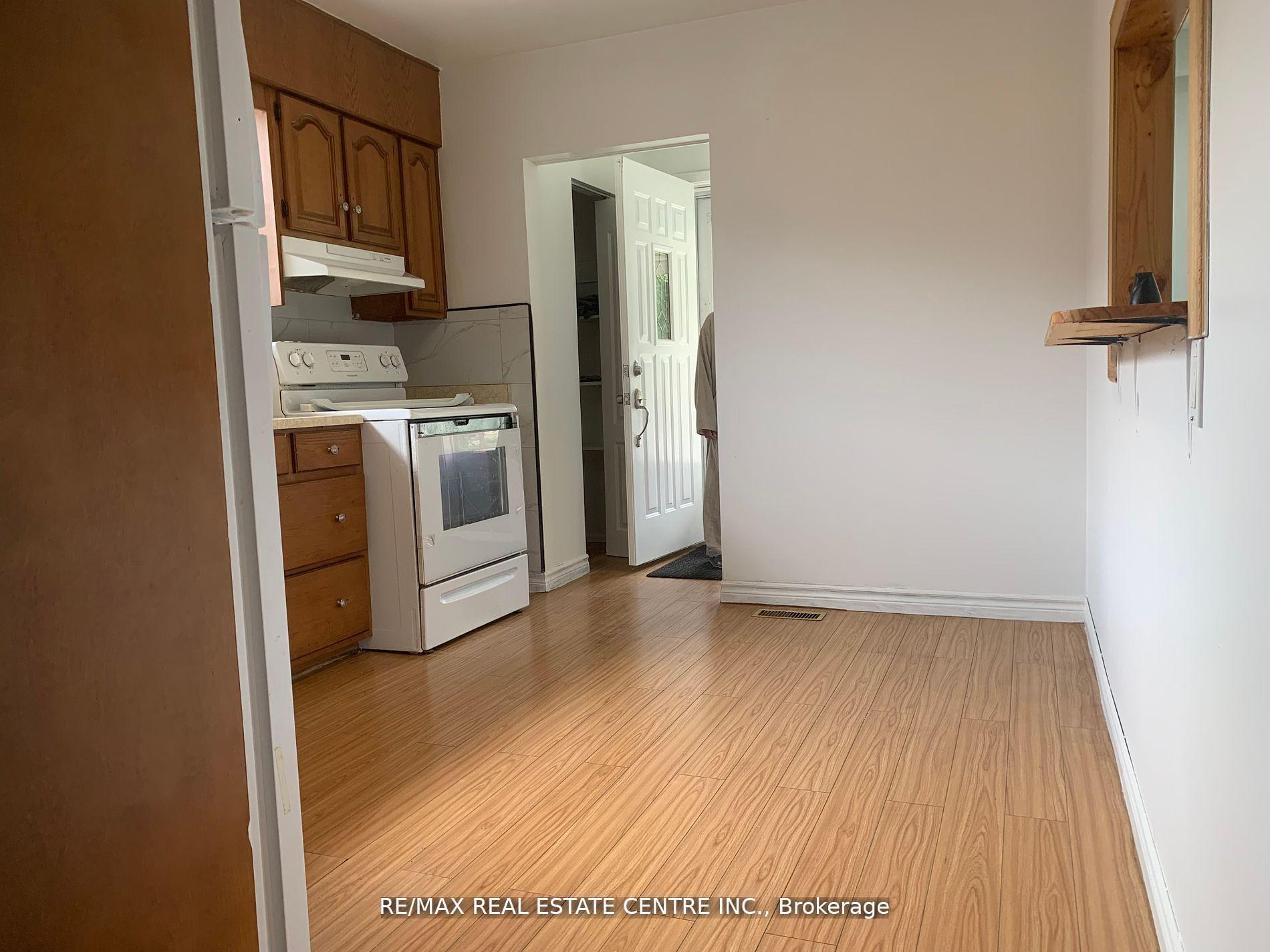 Photo 5 of Unit Upper, 23 Avondale Boulevard, Brampton, Avondale — HOMEH