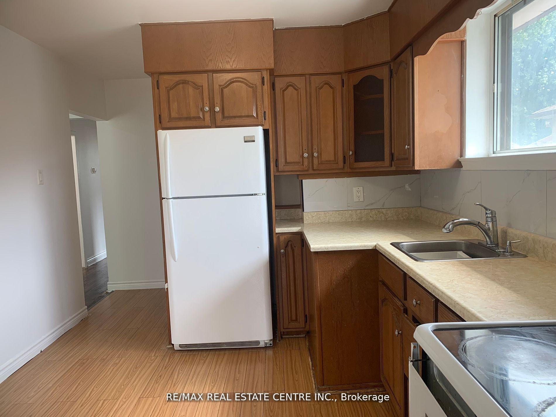 Photo 6 of Unit Upper, 23 Avondale Boulevard, Brampton, Avondale — HOMEH