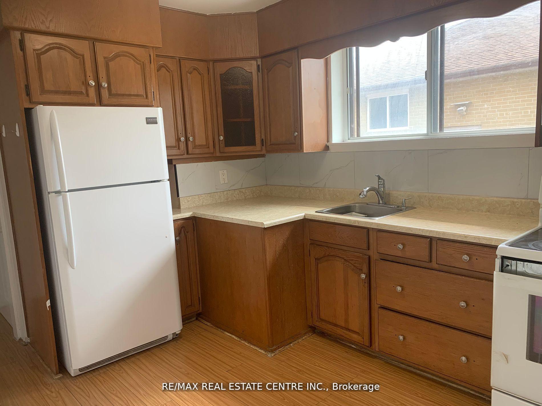 Photo 7 of Unit Upper, 23 Avondale Boulevard, Brampton, Avondale — HOMEH
