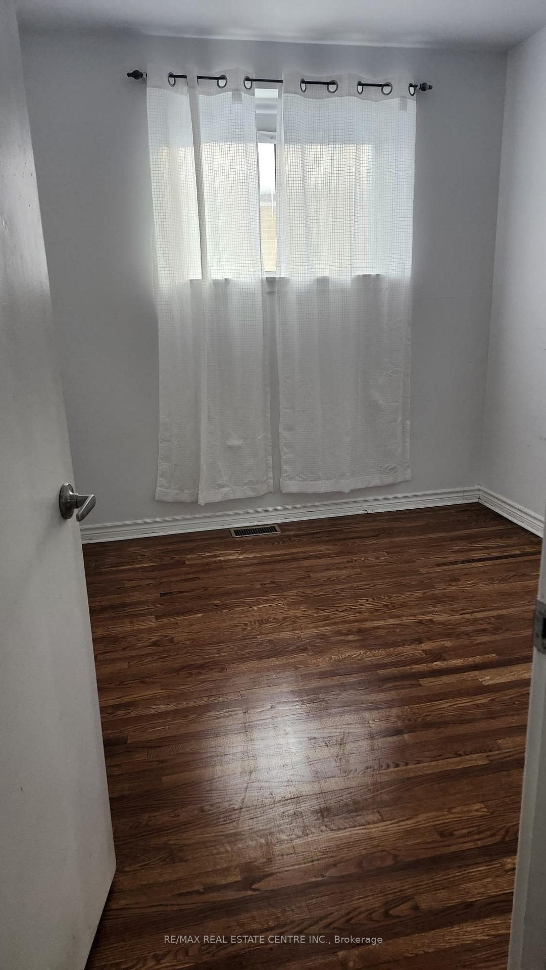 Photo 10 of Unit Upper, 23 Avondale Boulevard, Brampton, Avondale — HOMEH