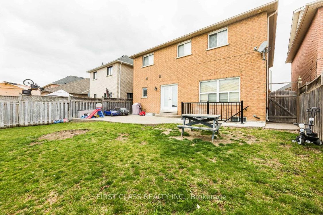 Photo 3 of 36 Dovergreen Drive, Brampton, Fletcher's Meadow — HOMEH