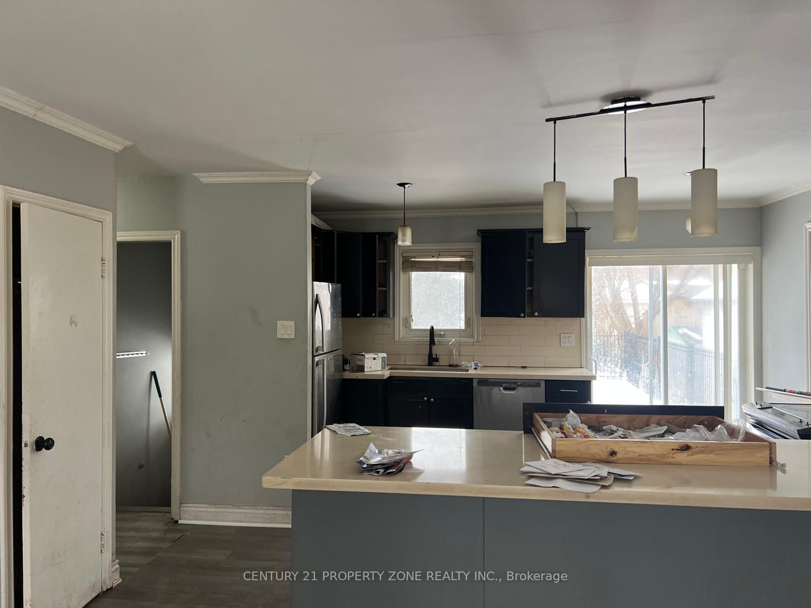 Photo 2 of 46 Fairglen Avenue, Brampton, Brampton West — HOMEH