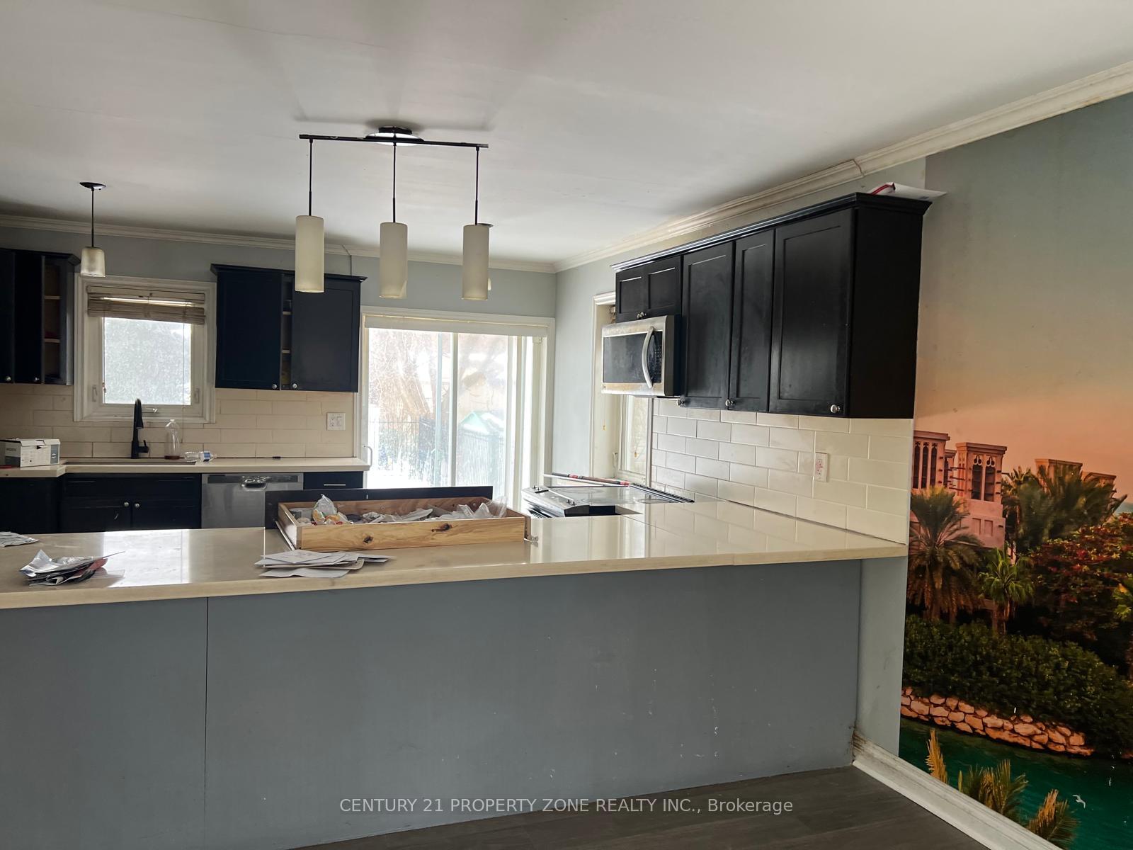 Photo 3 of 46 Fairglen Avenue, Brampton, Brampton West — HOMEH