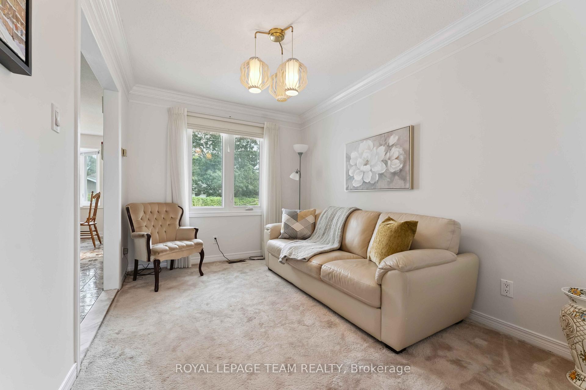 Photo 10 of 8 Oakwood Avenue, Ottawa, City View/Skyline/Fisher Heights/Parkwood Hills — HOMEH