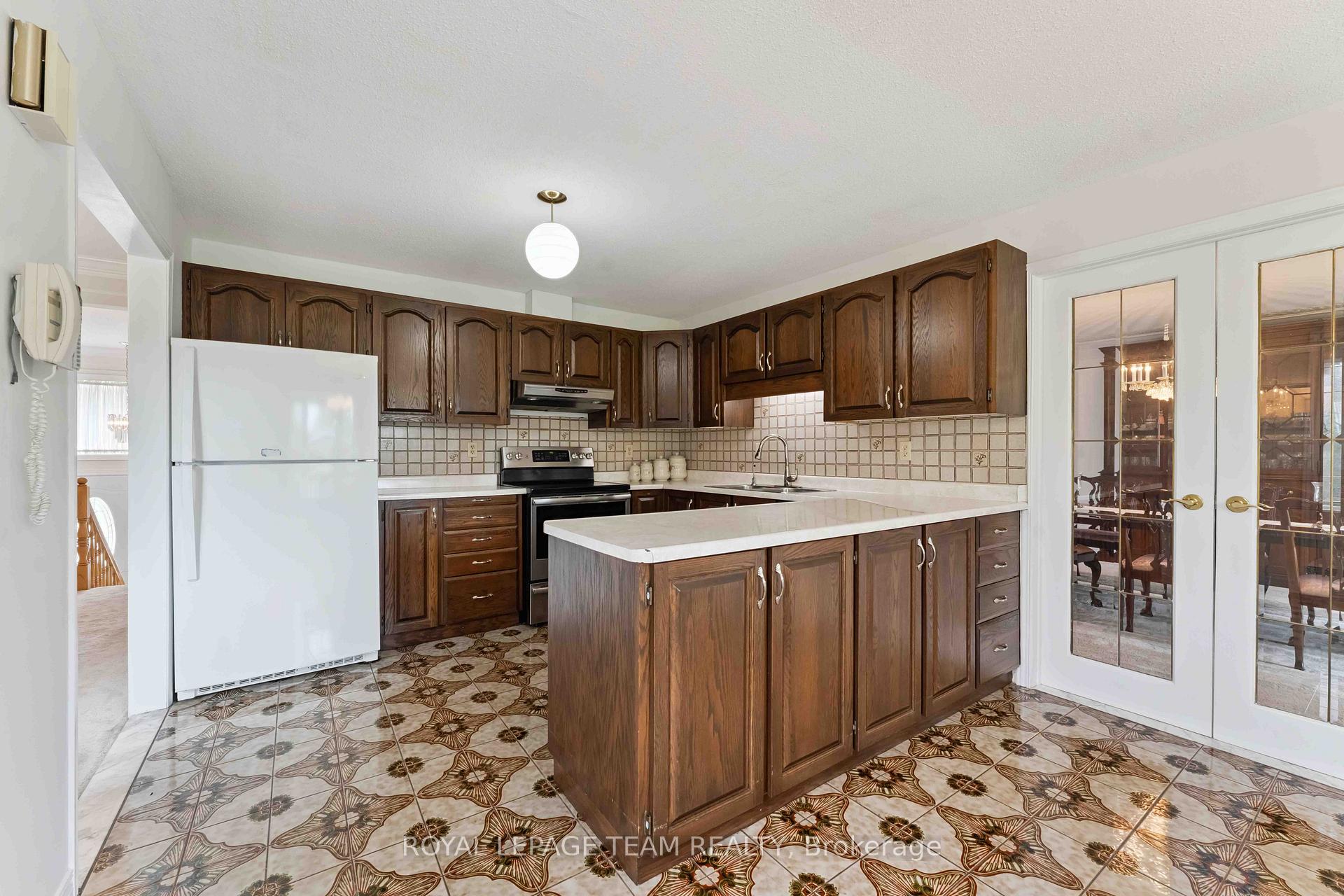Photo 12 of 8 Oakwood Avenue, Ottawa, City View/Skyline/Fisher Heights/Parkwood Hills — HOMEH