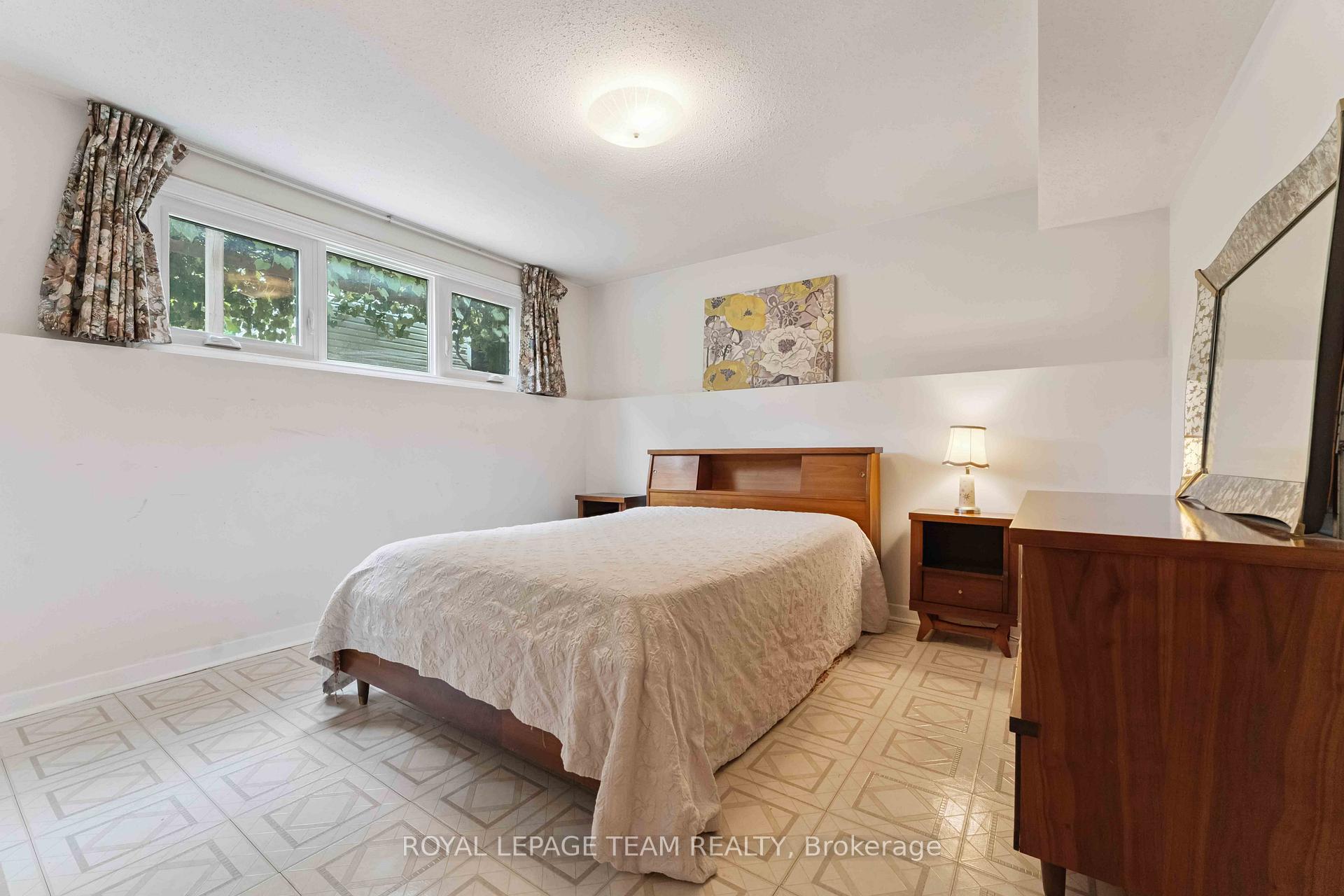 Photo 23 of 8 Oakwood Avenue, Ottawa, City View/Skyline/Fisher Heights/Parkwood Hills — HOMEH