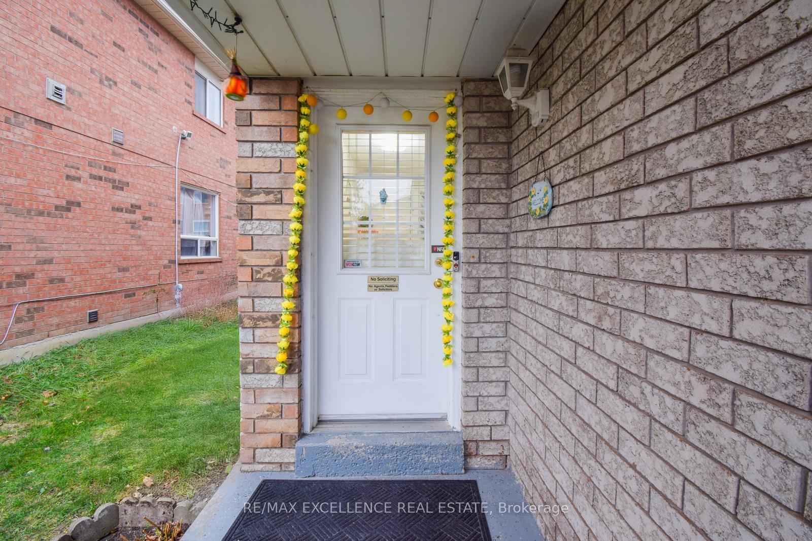Photo 3 of 54 Whiteface Crescent, Brampton, Fletcher's Meadow — HOMEH