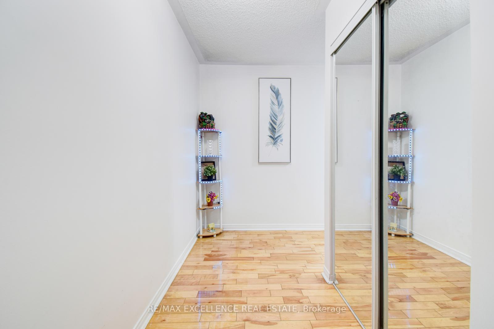 Photo 5 of 54 Whiteface Crescent, Brampton, Fletcher's Meadow — HOMEH