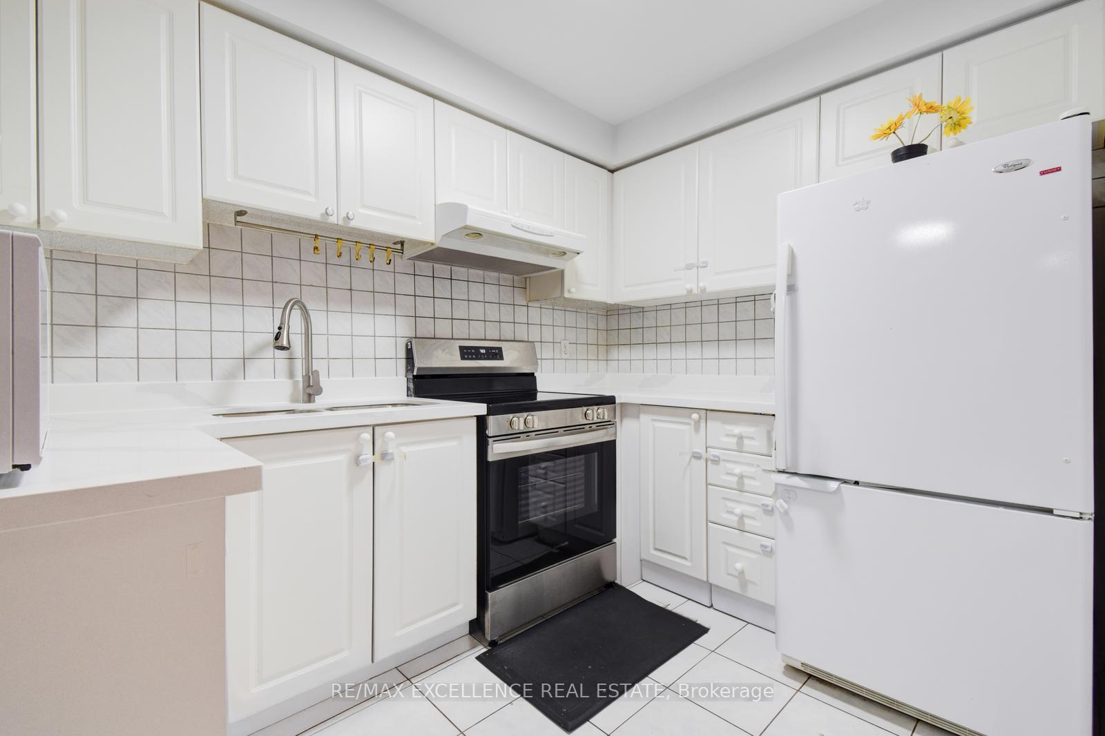 Photo 7 of 54 Whiteface Crescent, Brampton, Fletcher's Meadow — HOMEH