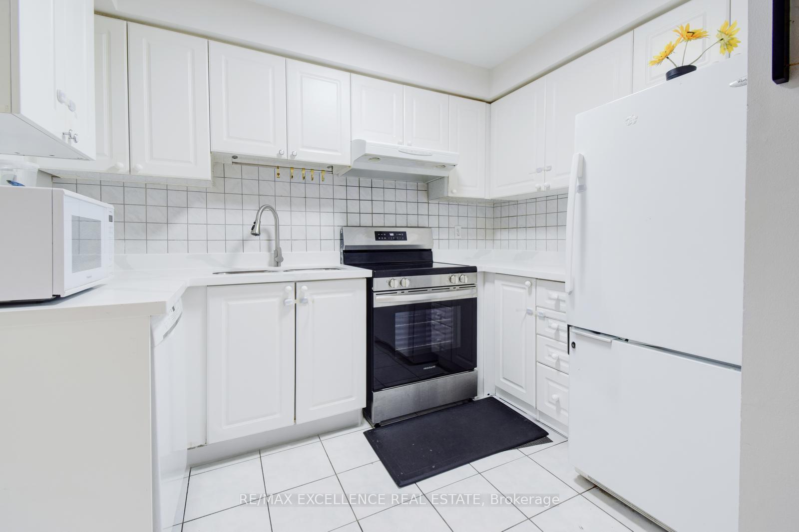 Photo 8 of 54 Whiteface Crescent, Brampton, Fletcher's Meadow — HOMEH
