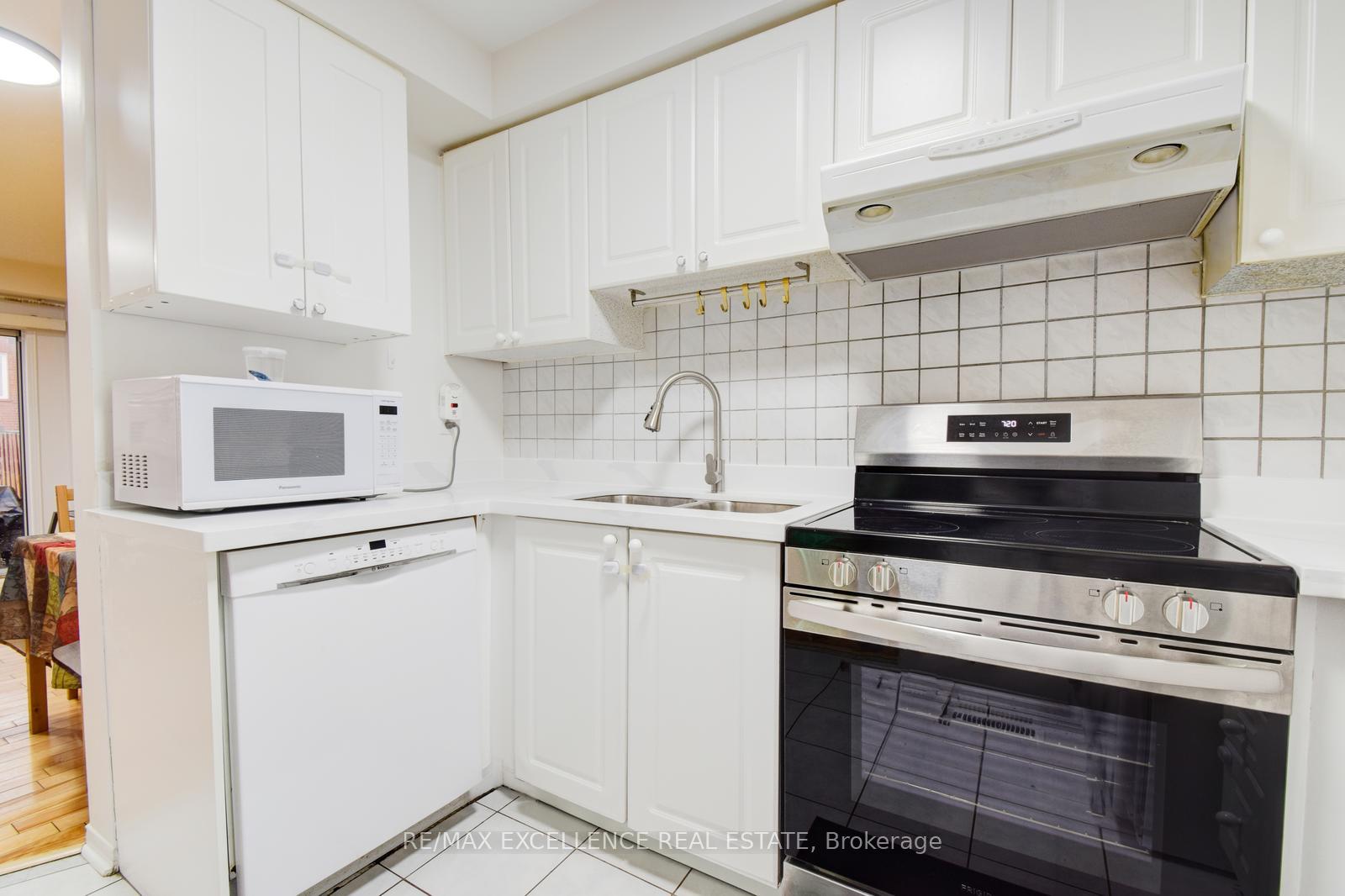 Photo 9 of 54 Whiteface Crescent, Brampton, Fletcher's Meadow — HOMEH