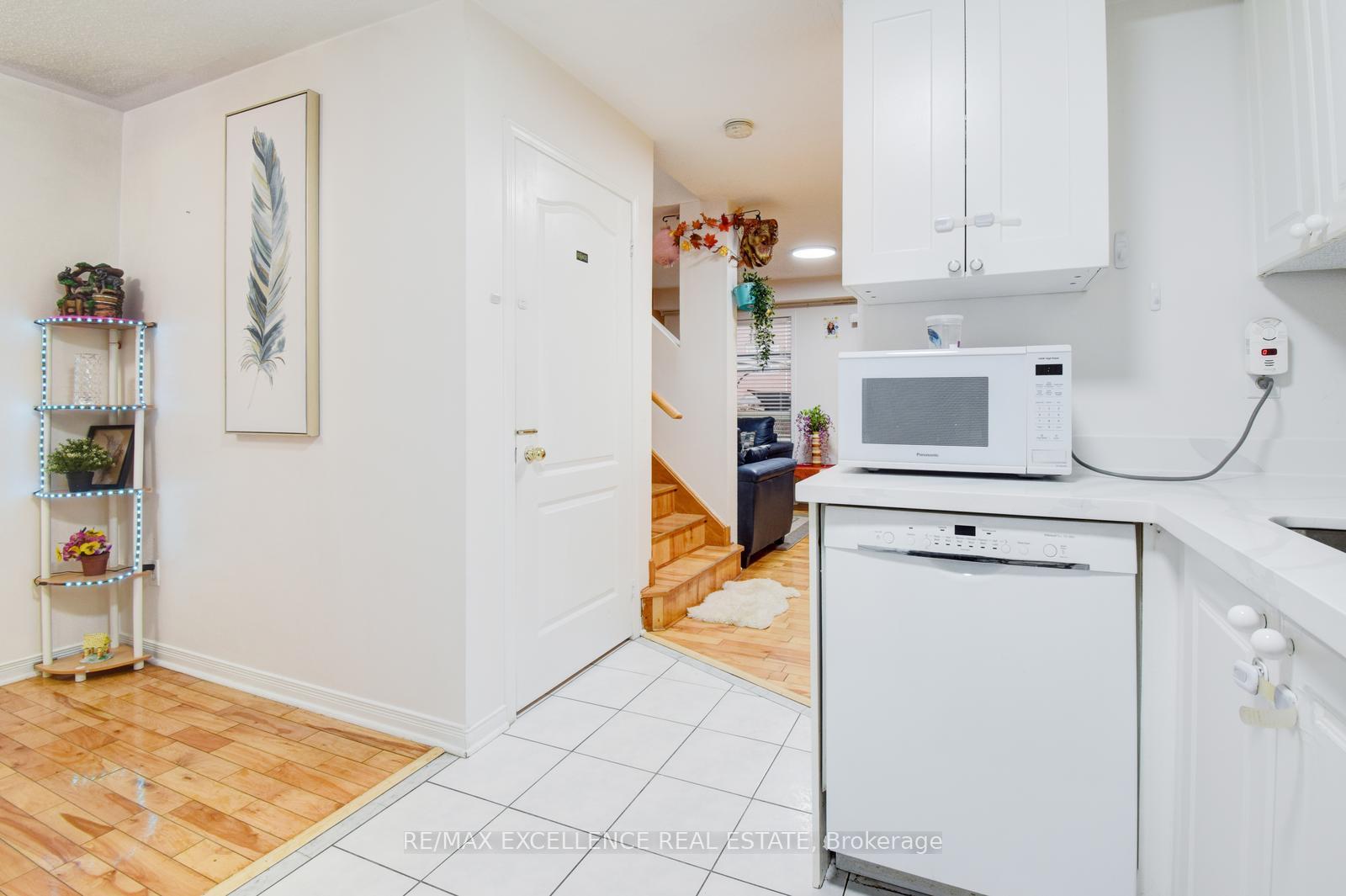Photo 10 of 54 Whiteface Crescent, Brampton, Fletcher's Meadow — HOMEH