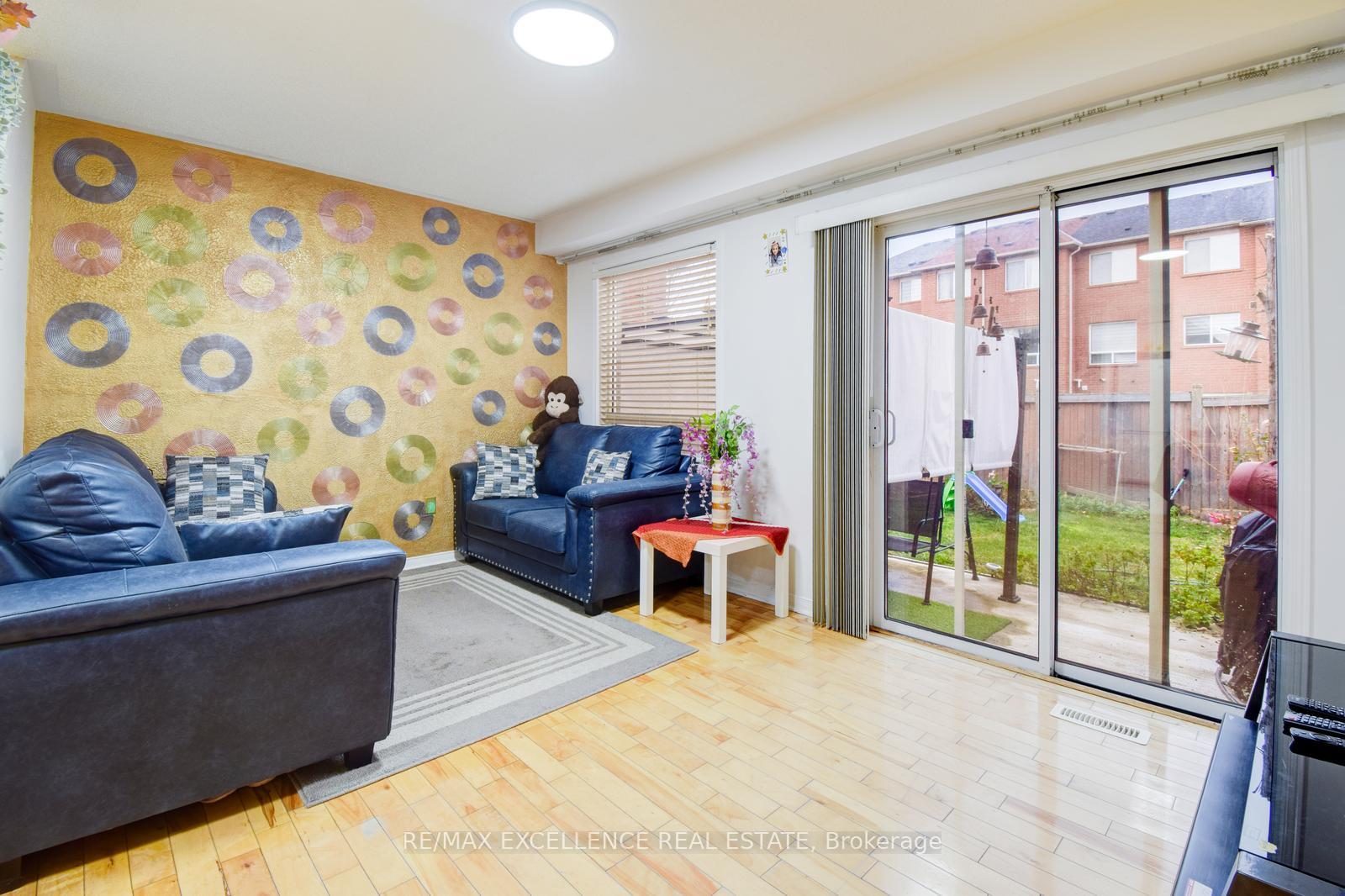 Photo 15 of 54 Whiteface Crescent, Brampton, Fletcher's Meadow — HOMEH