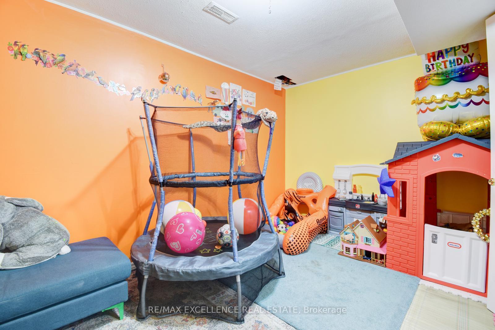 Photo 32 of 54 Whiteface Crescent, Brampton, Fletcher's Meadow — HOMEH