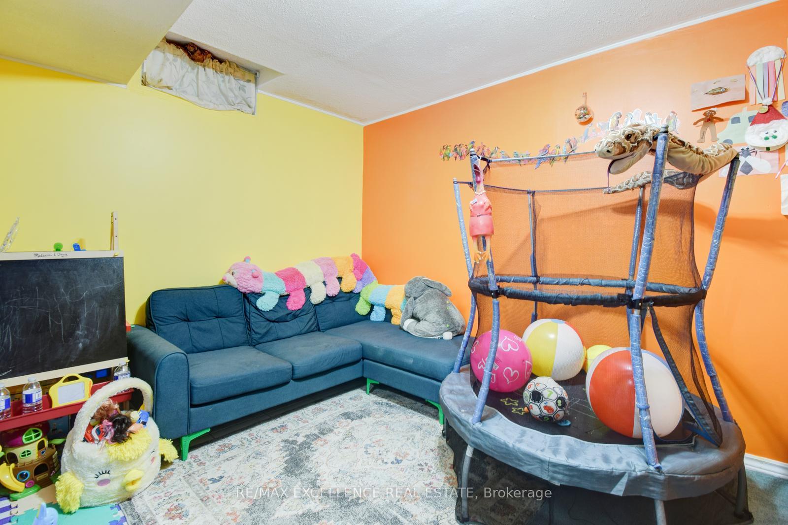 Photo 33 of 54 Whiteface Crescent, Brampton, Fletcher's Meadow — HOMEH