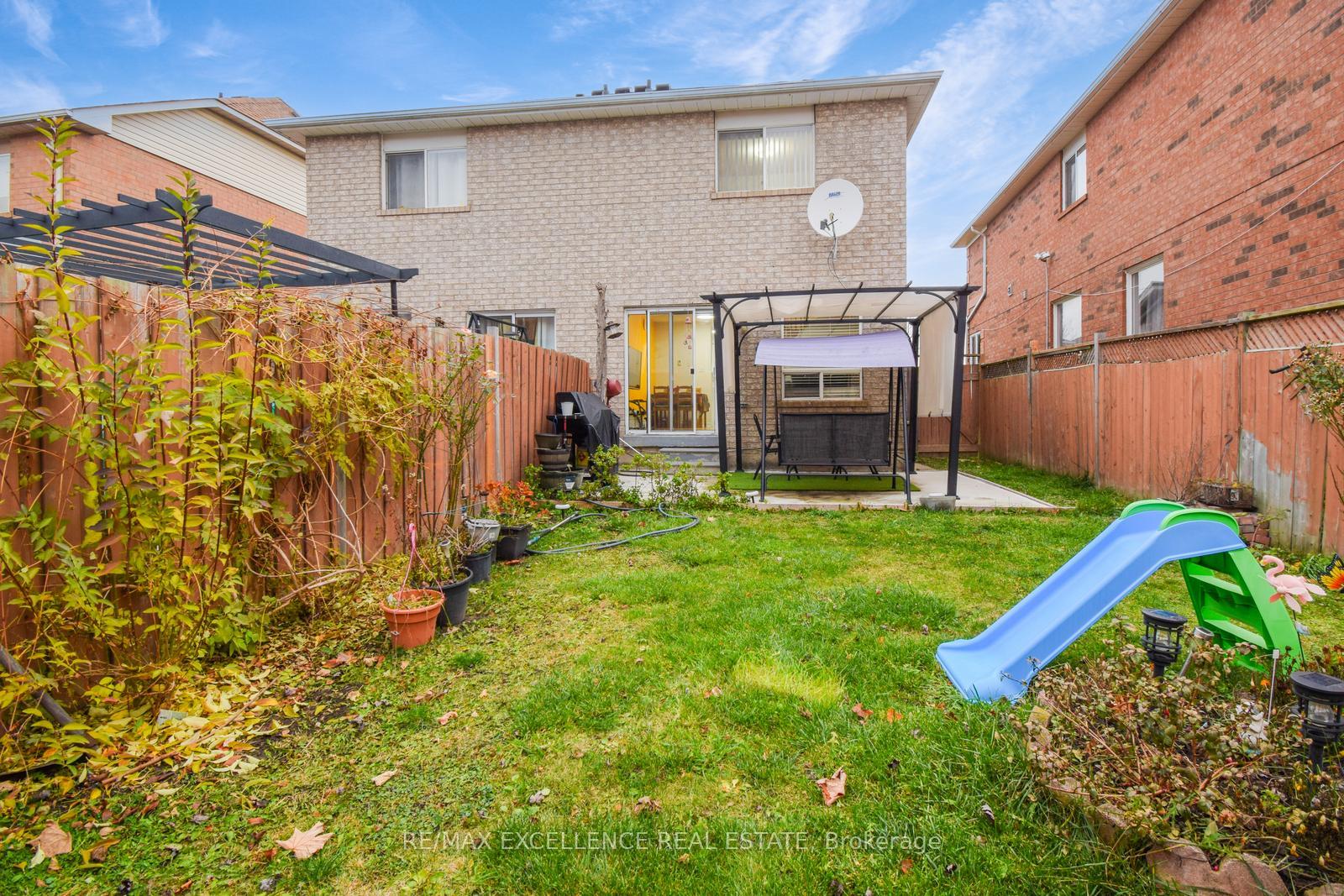 Photo 36 of 54 Whiteface Crescent, Brampton, Fletcher's Meadow — HOMEH